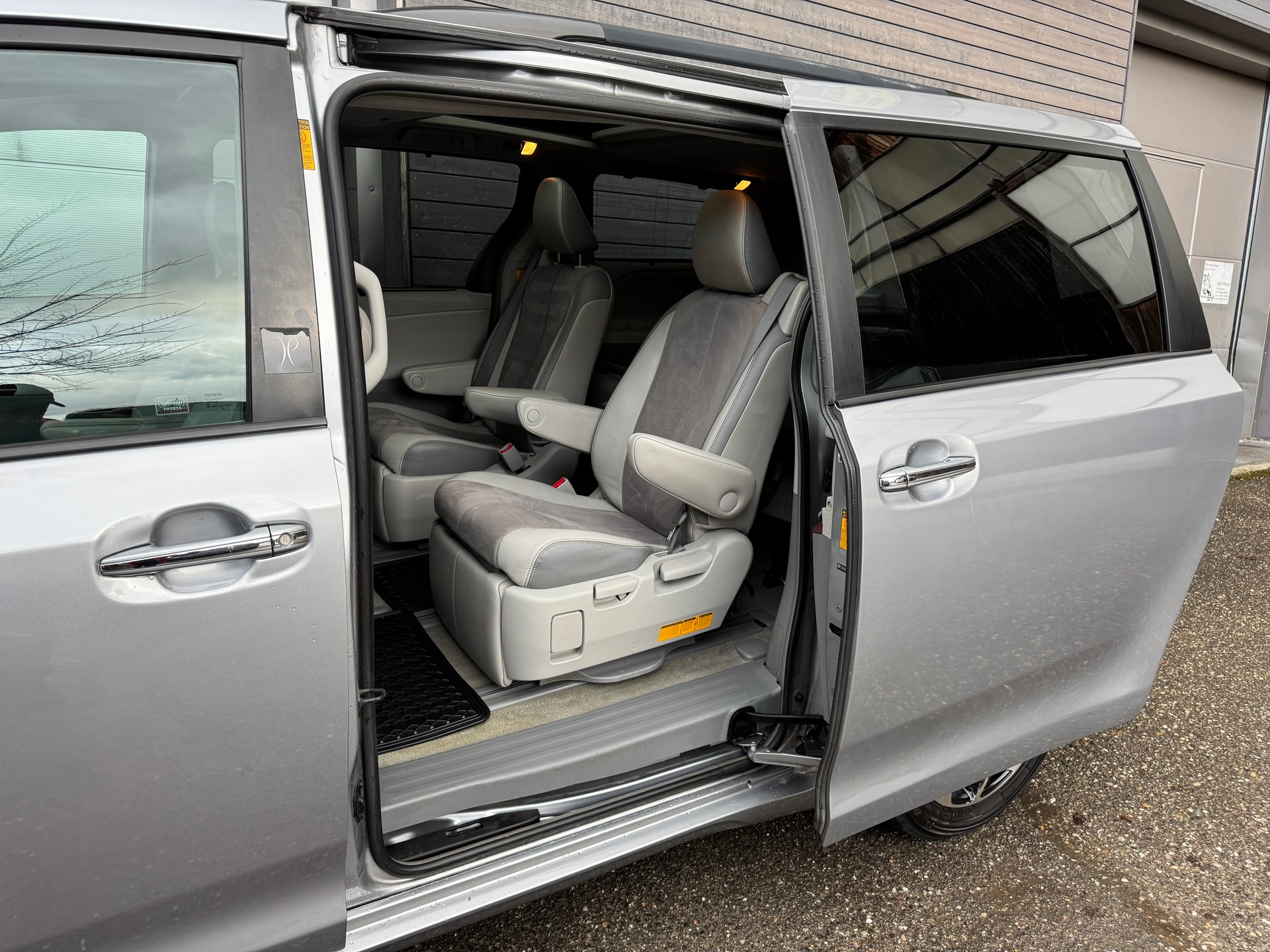 TOYOTA Sienna-image-12