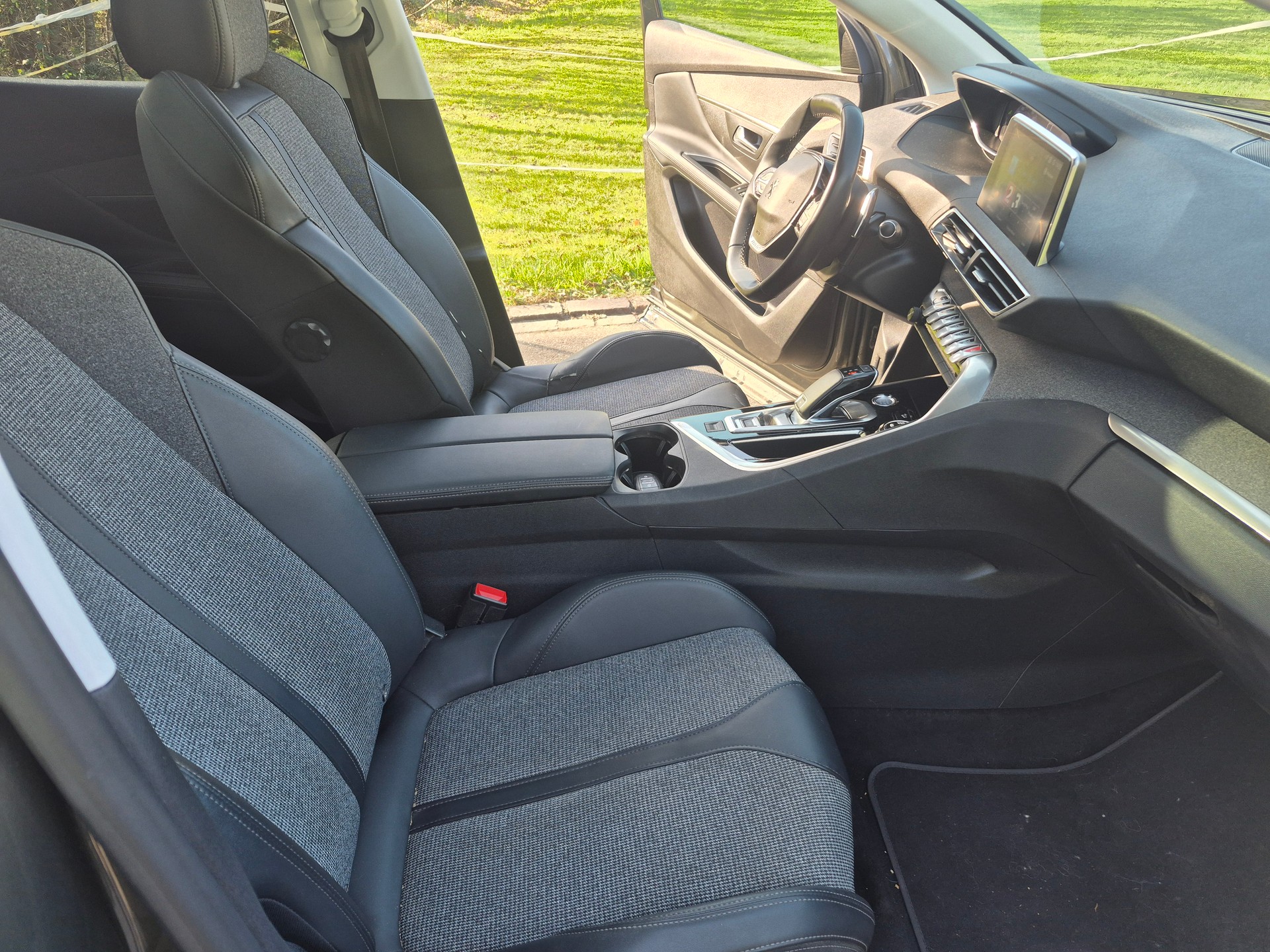 PEUGEOT 3008 1.2 PureTech Allure EAT-image-6
