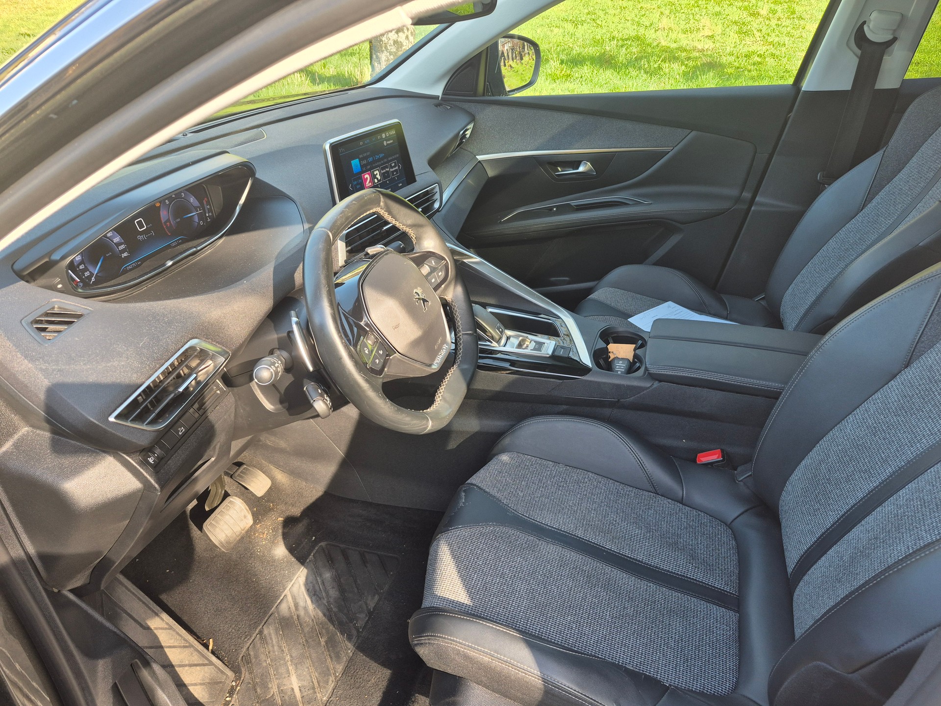 PEUGEOT 3008 1.2 PureTech Allure EAT-image-5