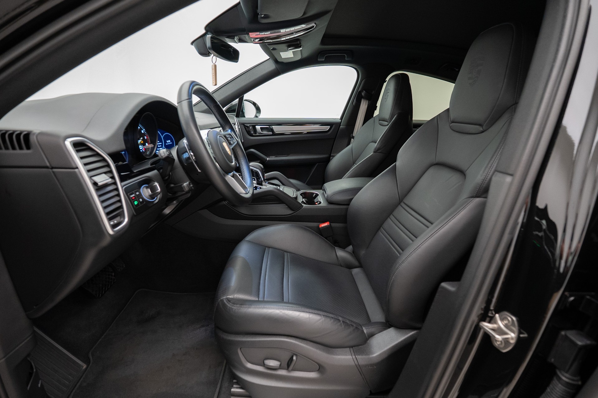 PORSCHE Cayenne Coupé E-Hybrid Platinum Edition-image-7