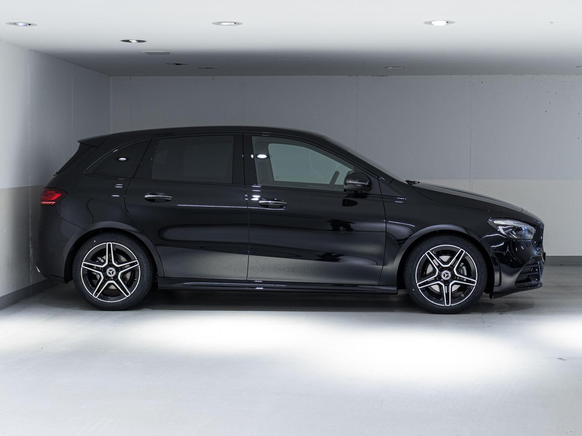 MERCEDES-BENZ B 200-image-1