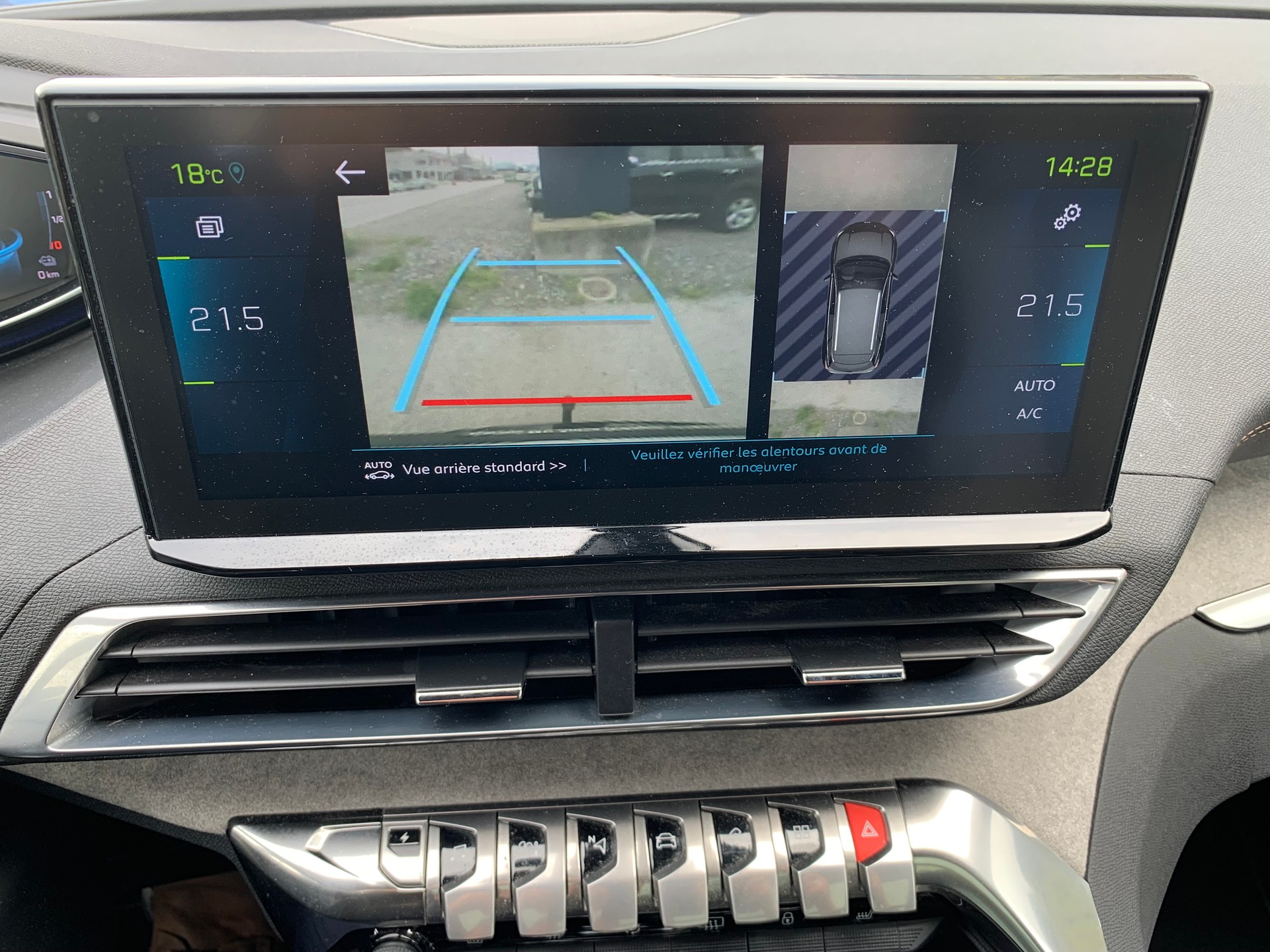 PEUGEOT 3008 300e Hybrid4 Road Trip EAT8-image-24