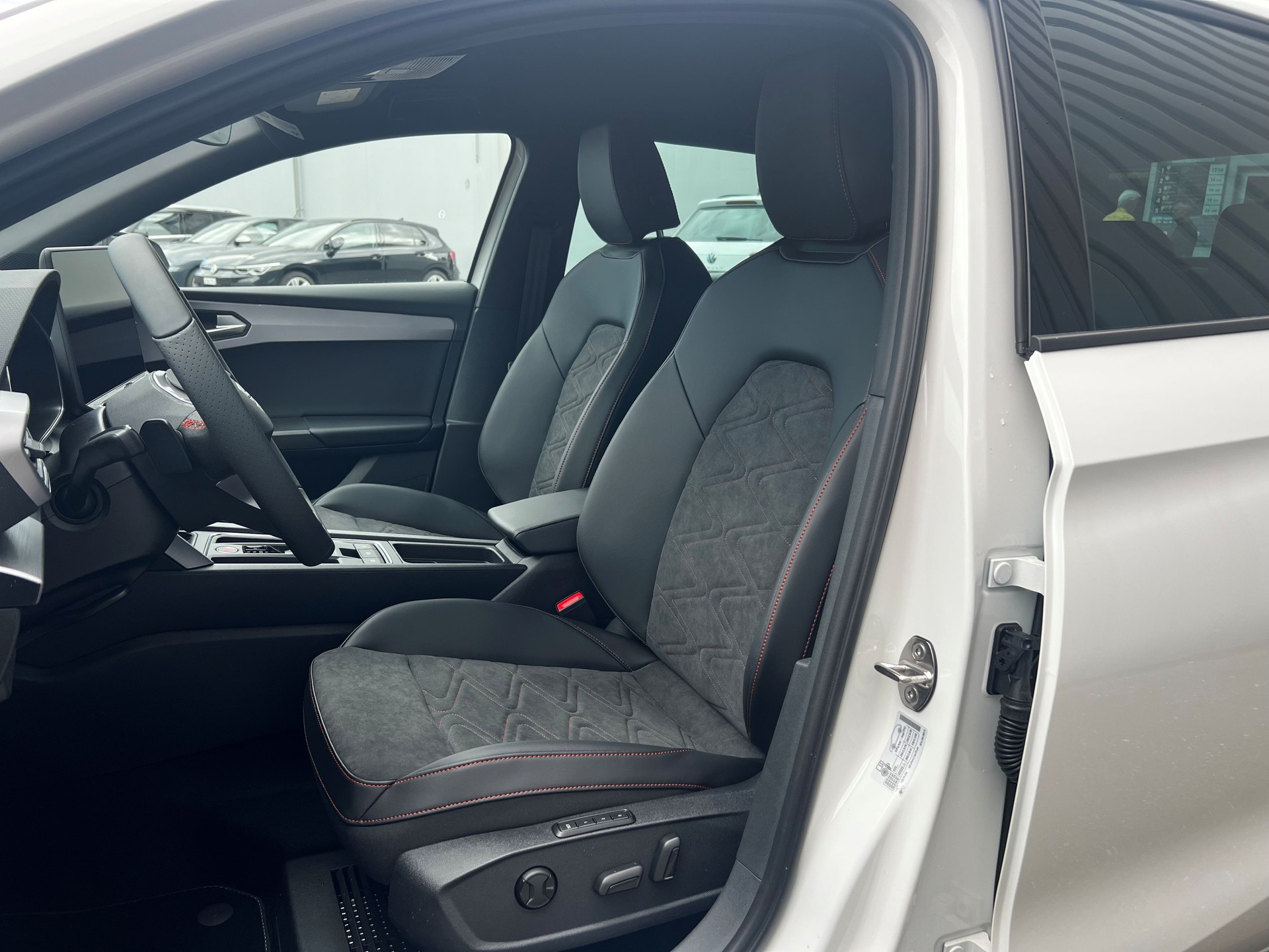 SEAT Leon 1.5 eTSI mHEV DSG 75 Edition-image-6