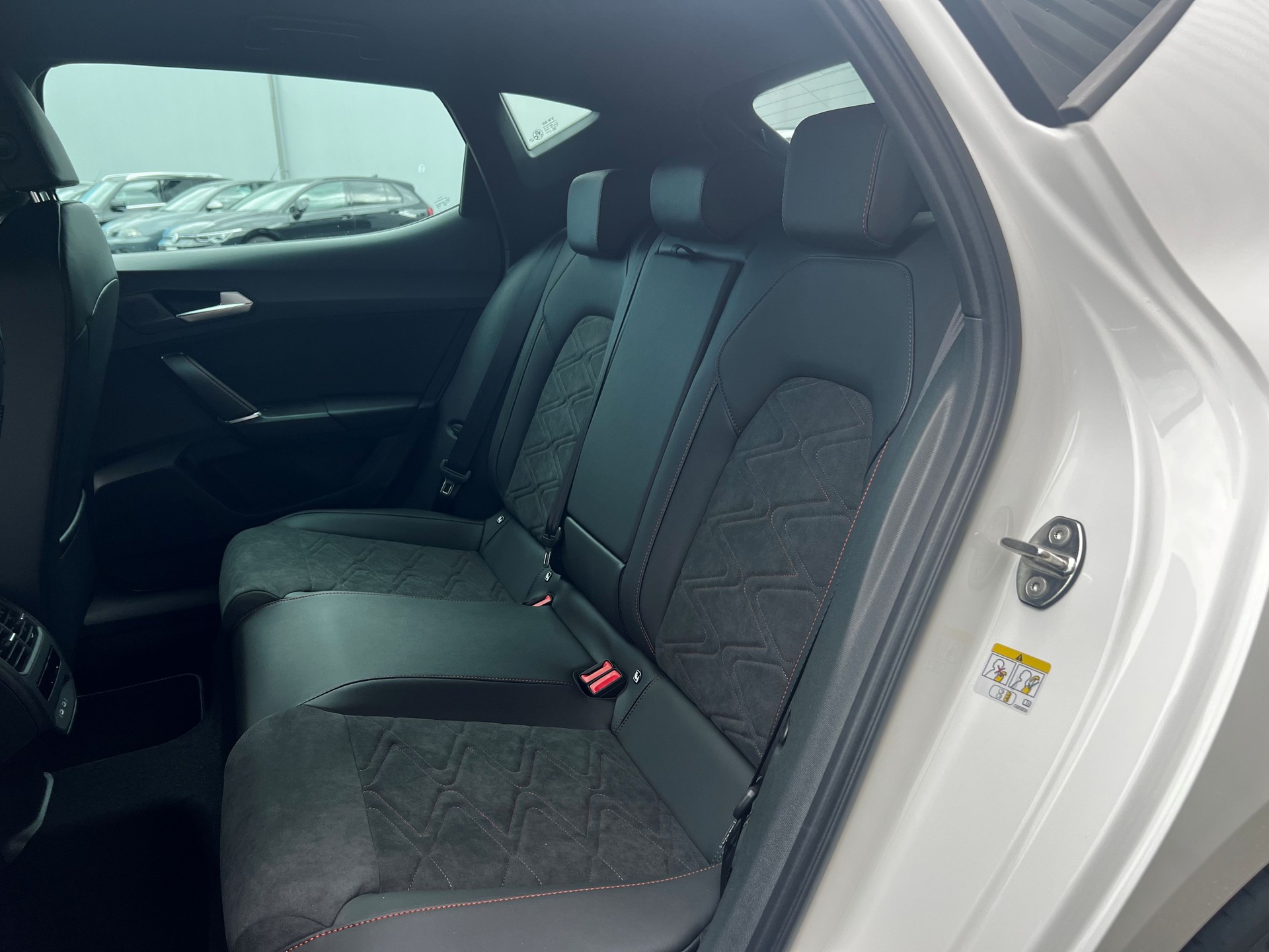 SEAT Leon 1.5 eTSI mHEV DSG 75 Edition-image-5