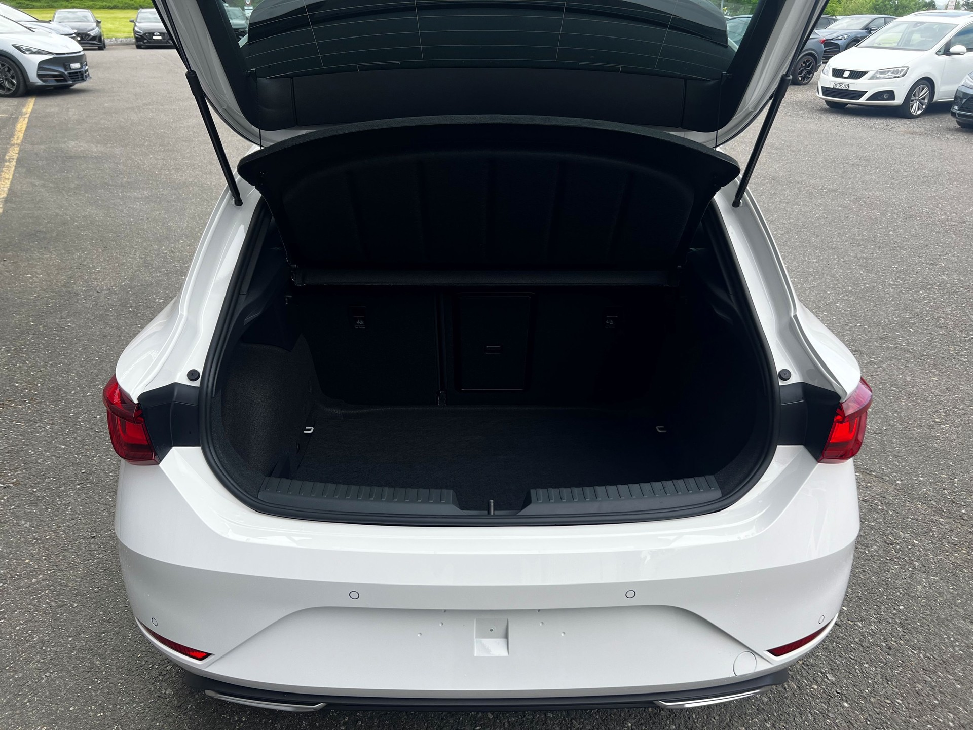 SEAT Leon 1.5 eTSI mHEV DSG 75 Edition-image-4