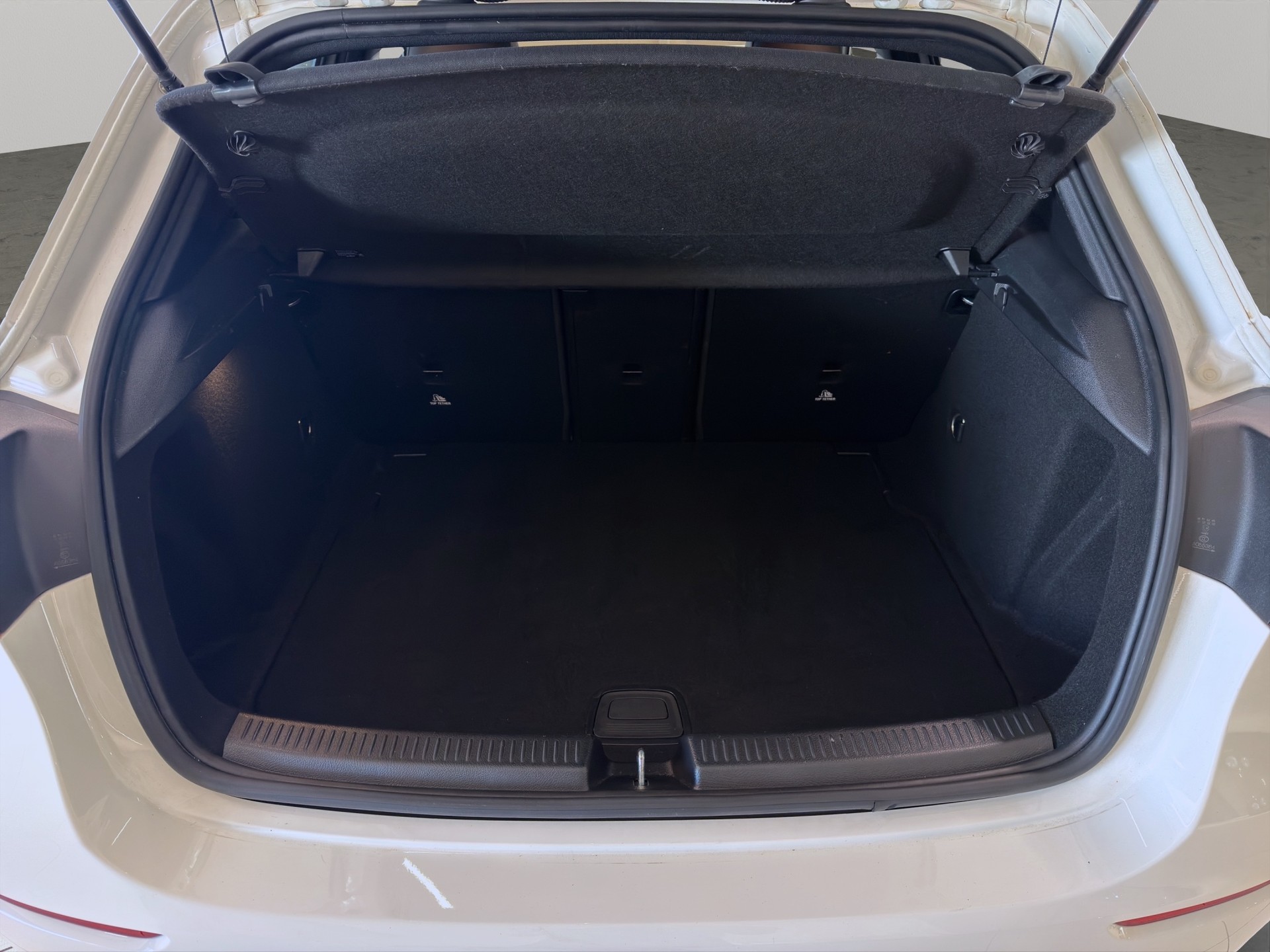 MERCEDES-BENZ A 220 Progressive 7G-DCT 4Matic-image-24