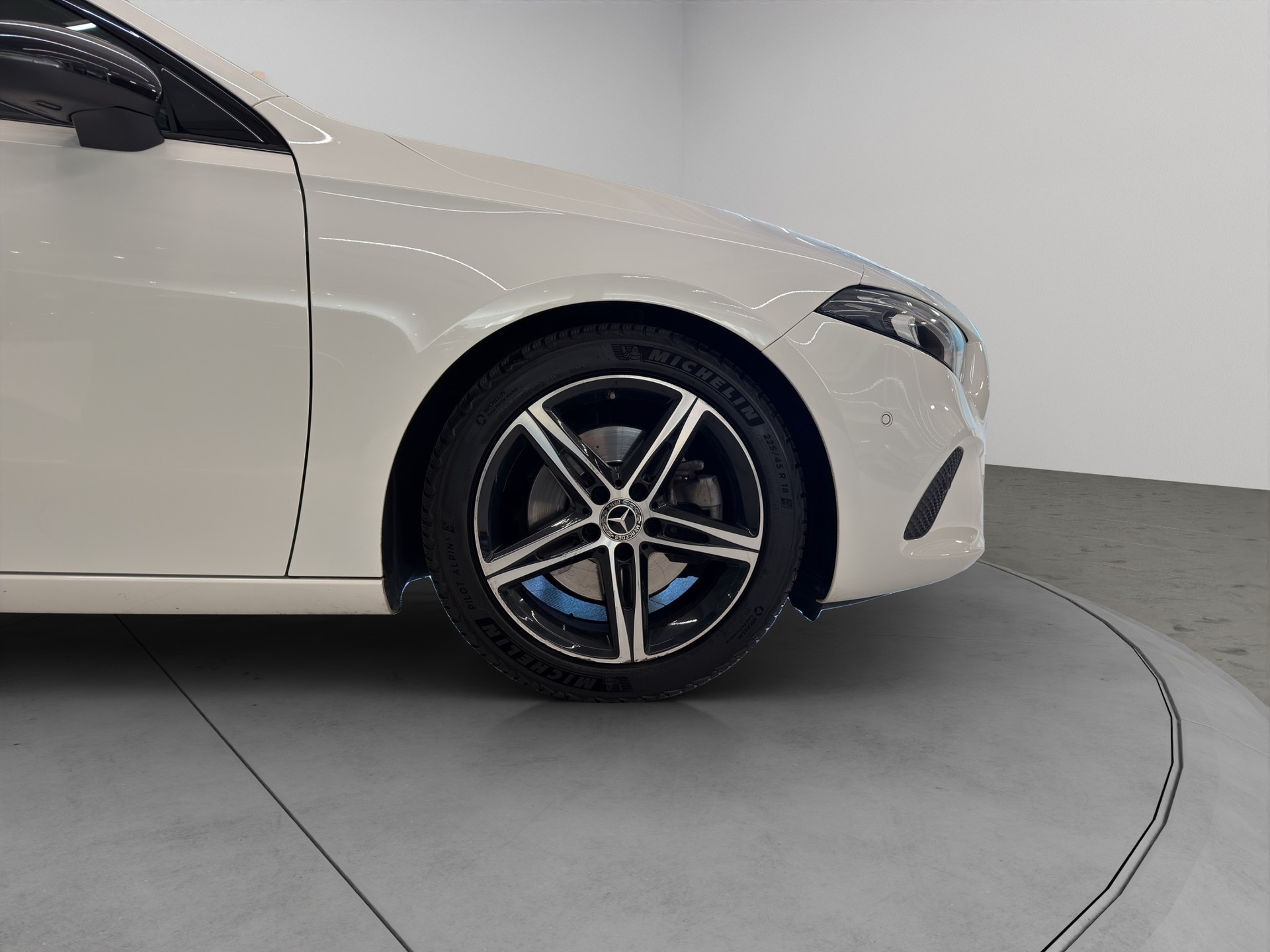 MERCEDES-BENZ A 220 Progressive 7G-DCT 4Matic-image-8