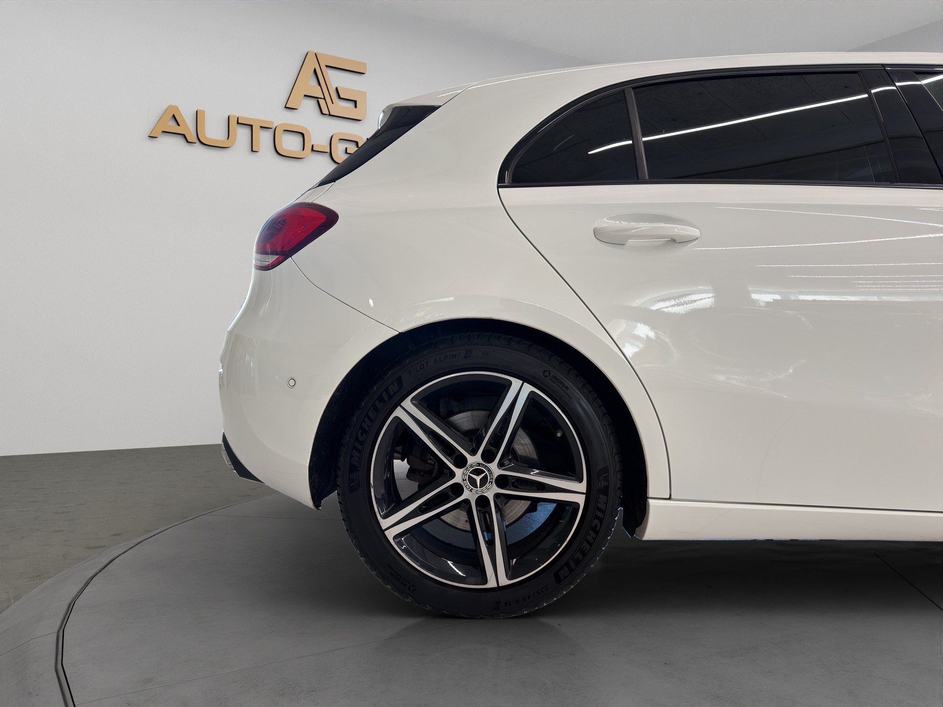 MERCEDES-BENZ A 220 Progressive 7G-DCT 4Matic-image-9