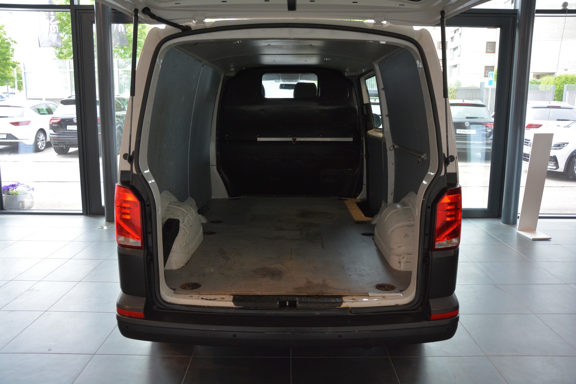 VW T6.1 2.0 TDI Transporter-image-12