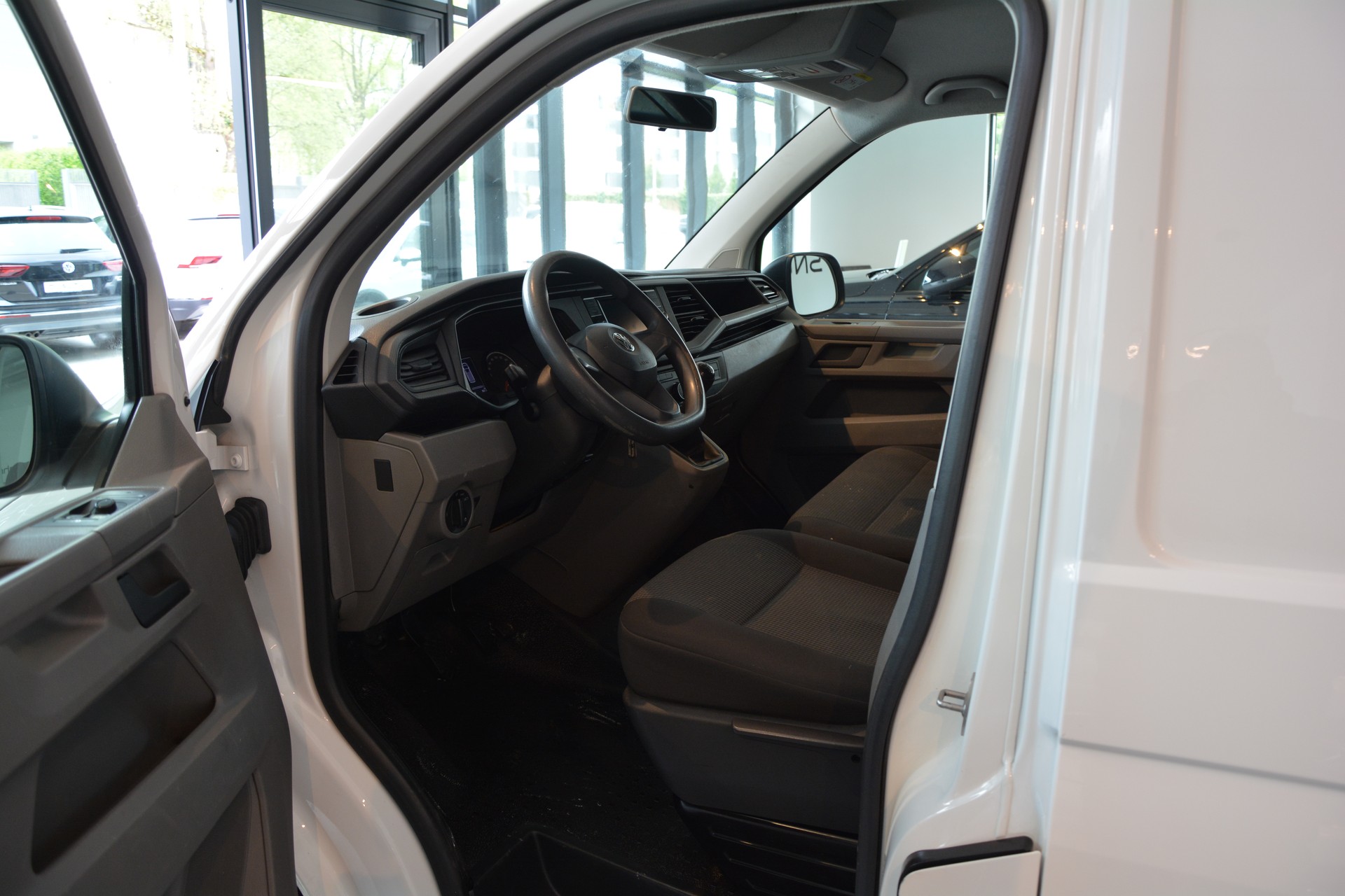VW T6.1 2.0 TDI Transporter-image-8