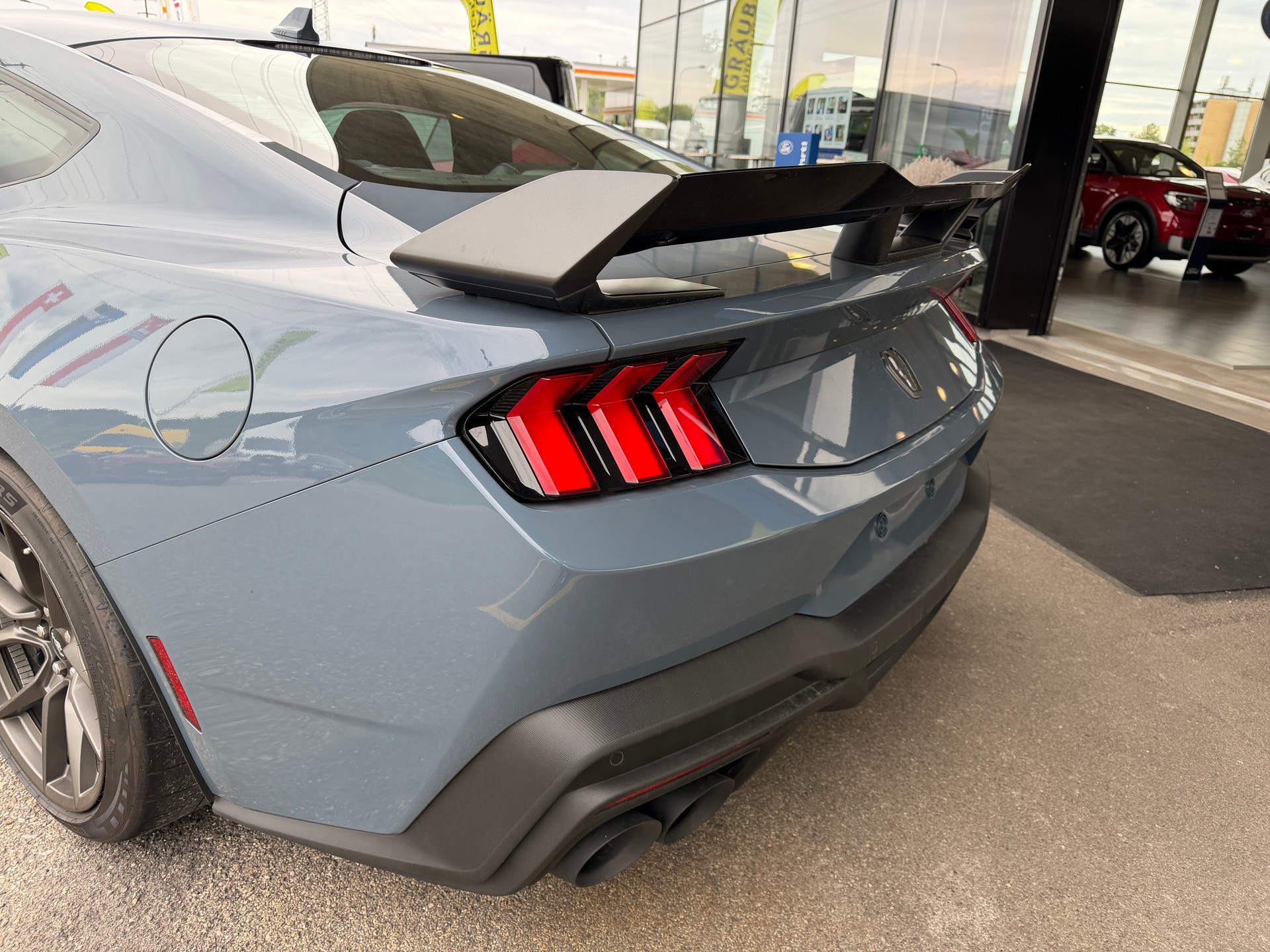 FORD Mustang Fastback 5.0 V8 Dark Horse US Version mit Handling Package! VAPOR BLUE ohne OPF-image-5