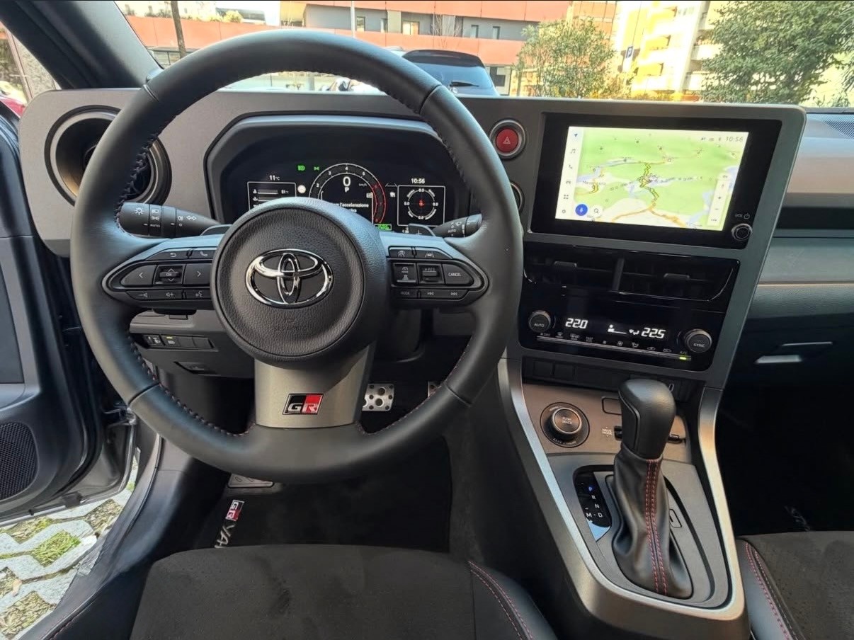 TOYOTA Yaris 1.6 GR Sport A-image-9