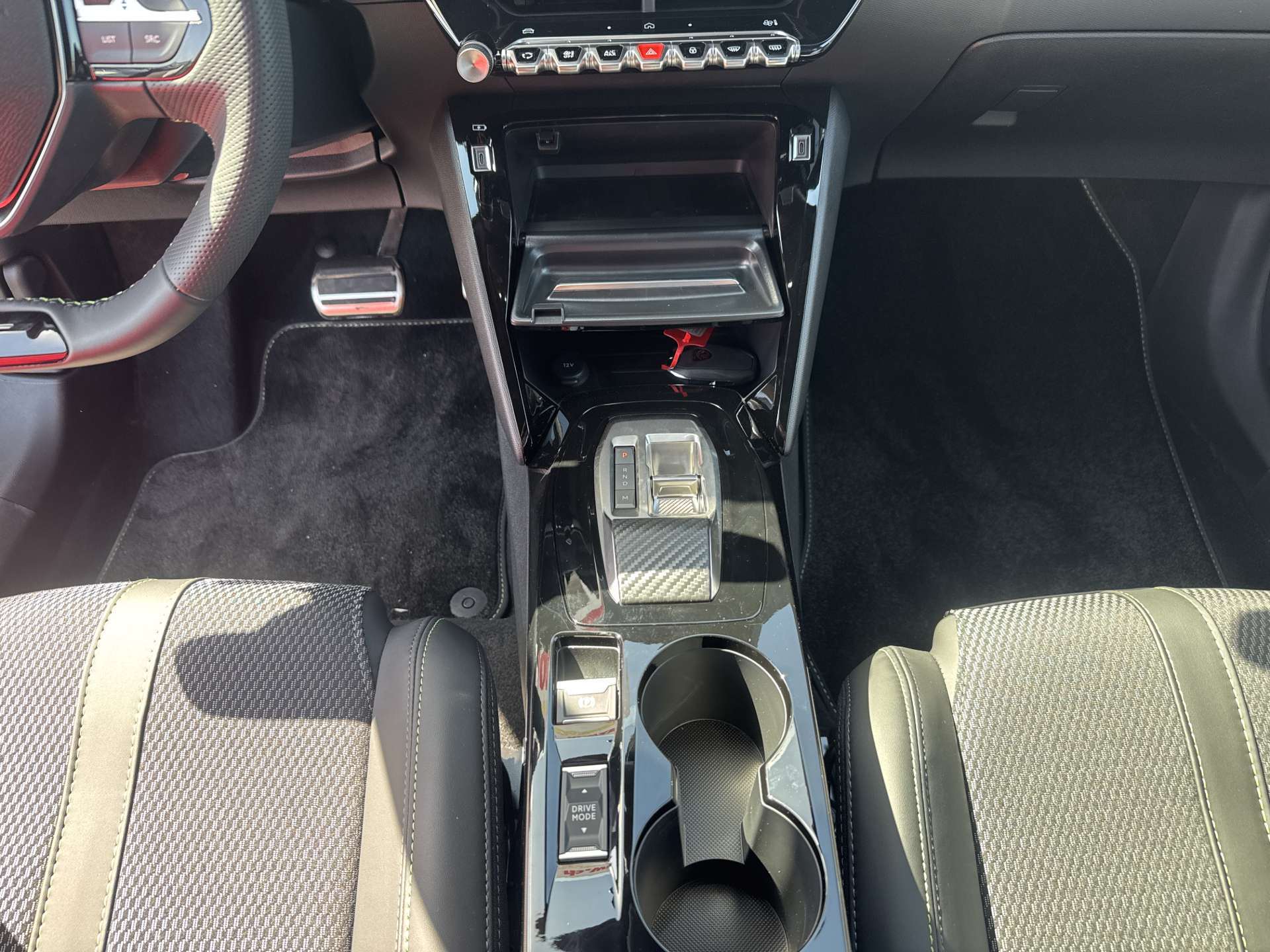 PEUGEOT 2008 1.2 145 MHEV GT Automat-image-11