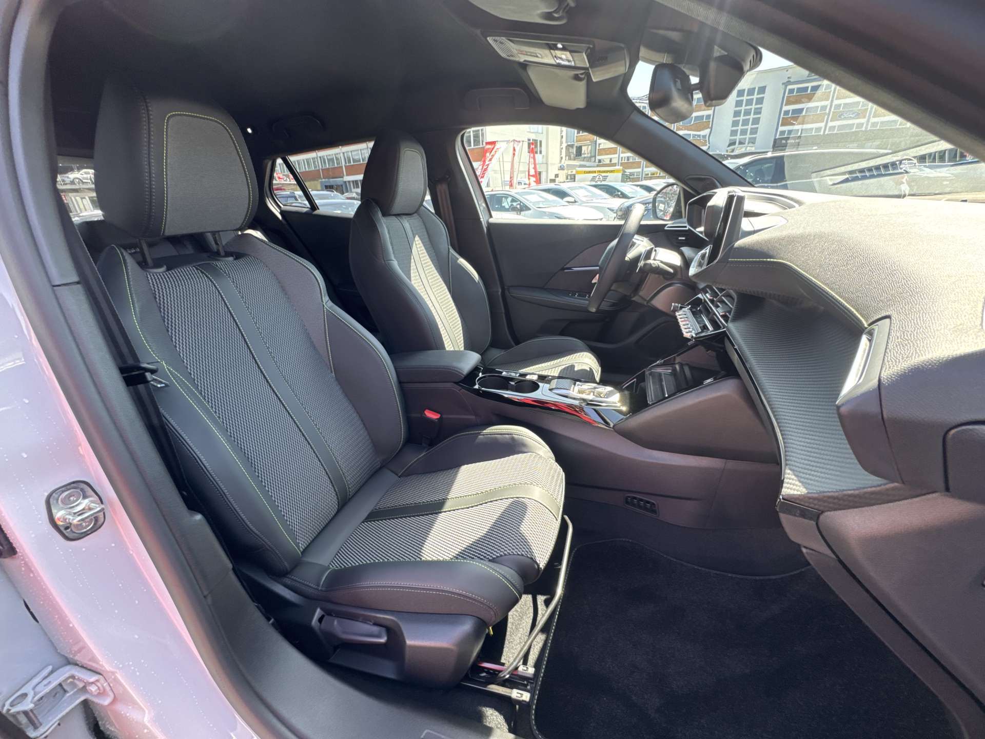PEUGEOT 2008 1.2 145 MHEV GT Automat-image-12