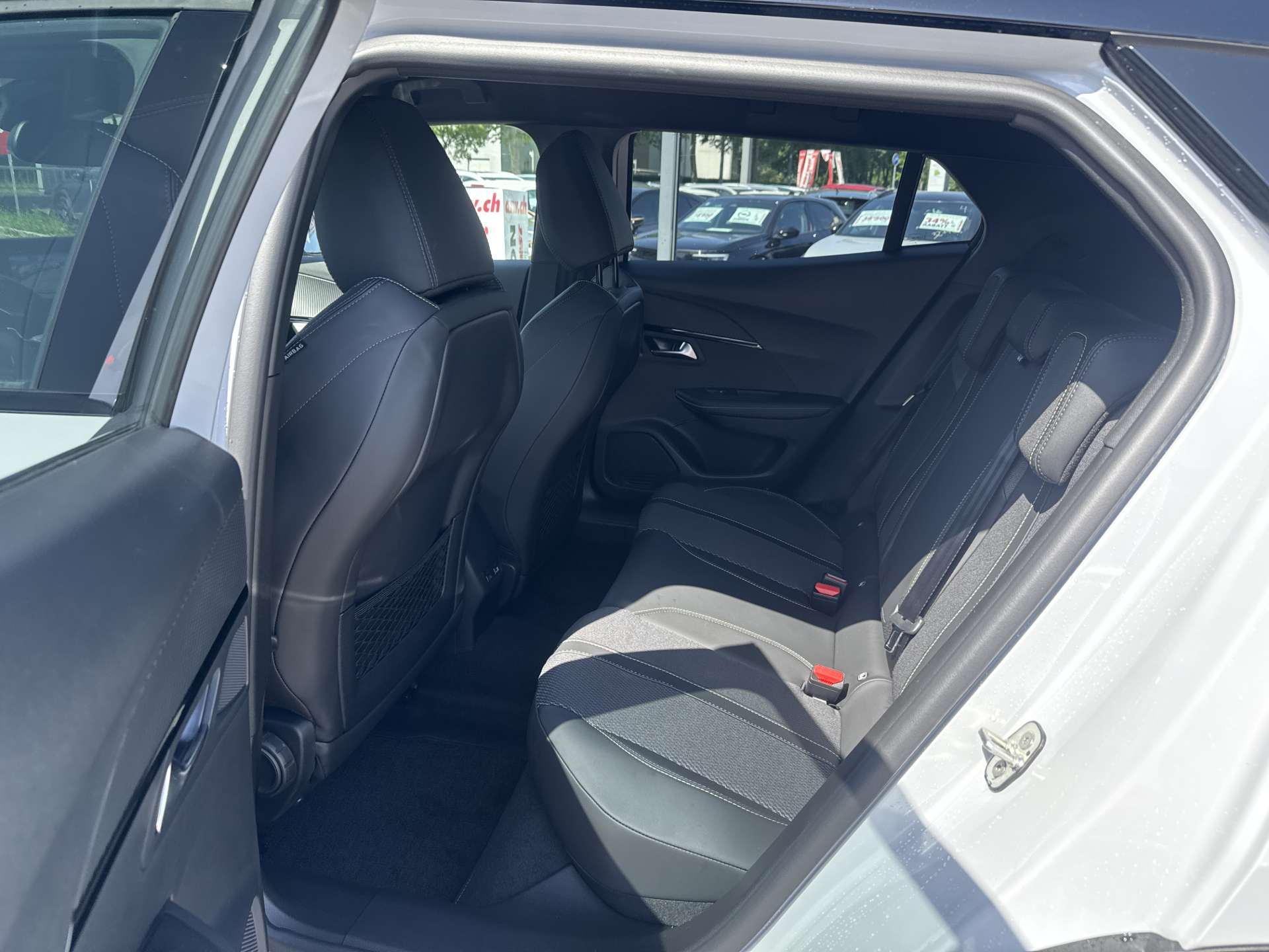 PEUGEOT 2008 1.2 145 MHEV GT Automat-image-6