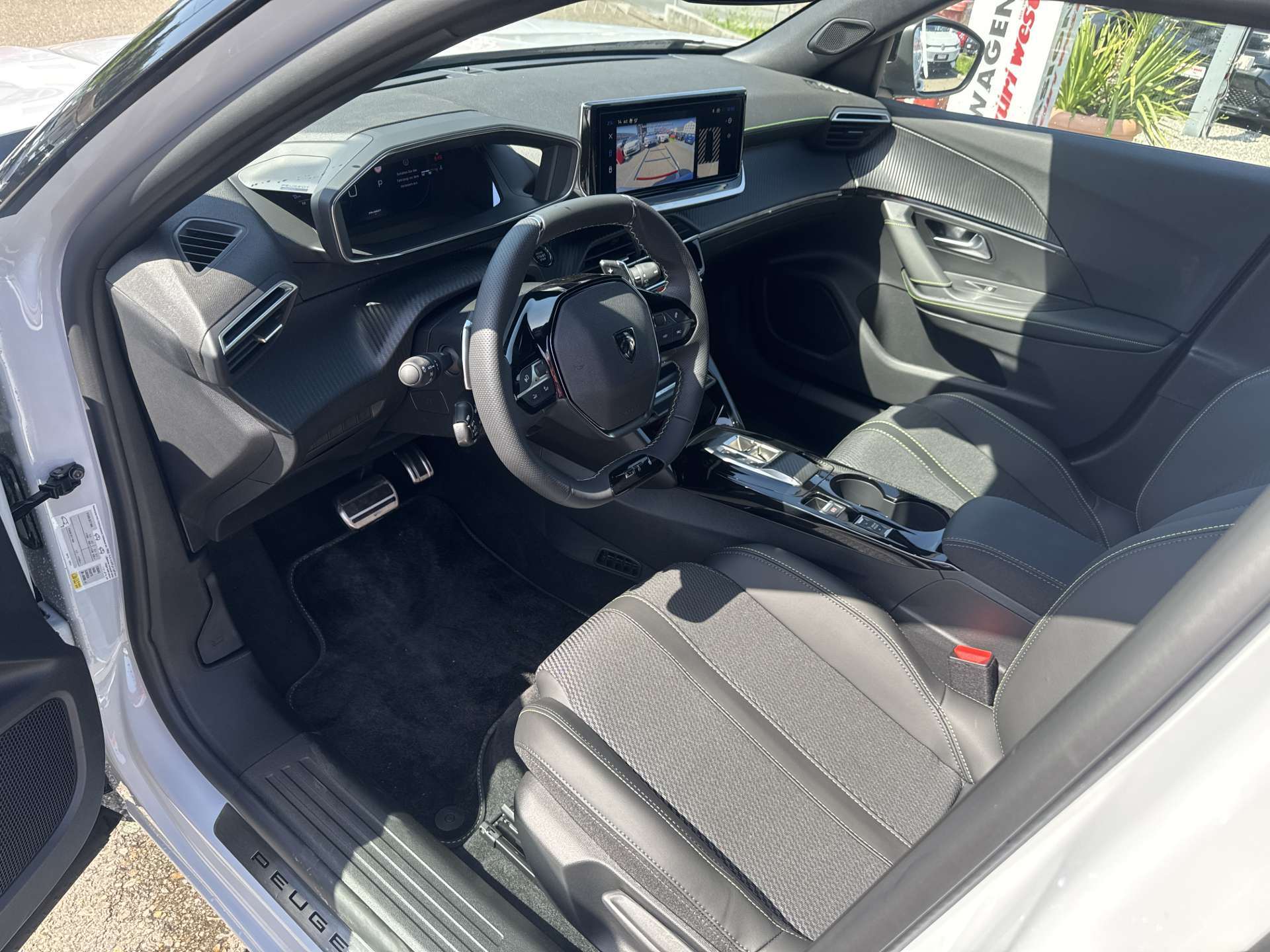 PEUGEOT 2008 1.2 145 MHEV GT Automat-image-5