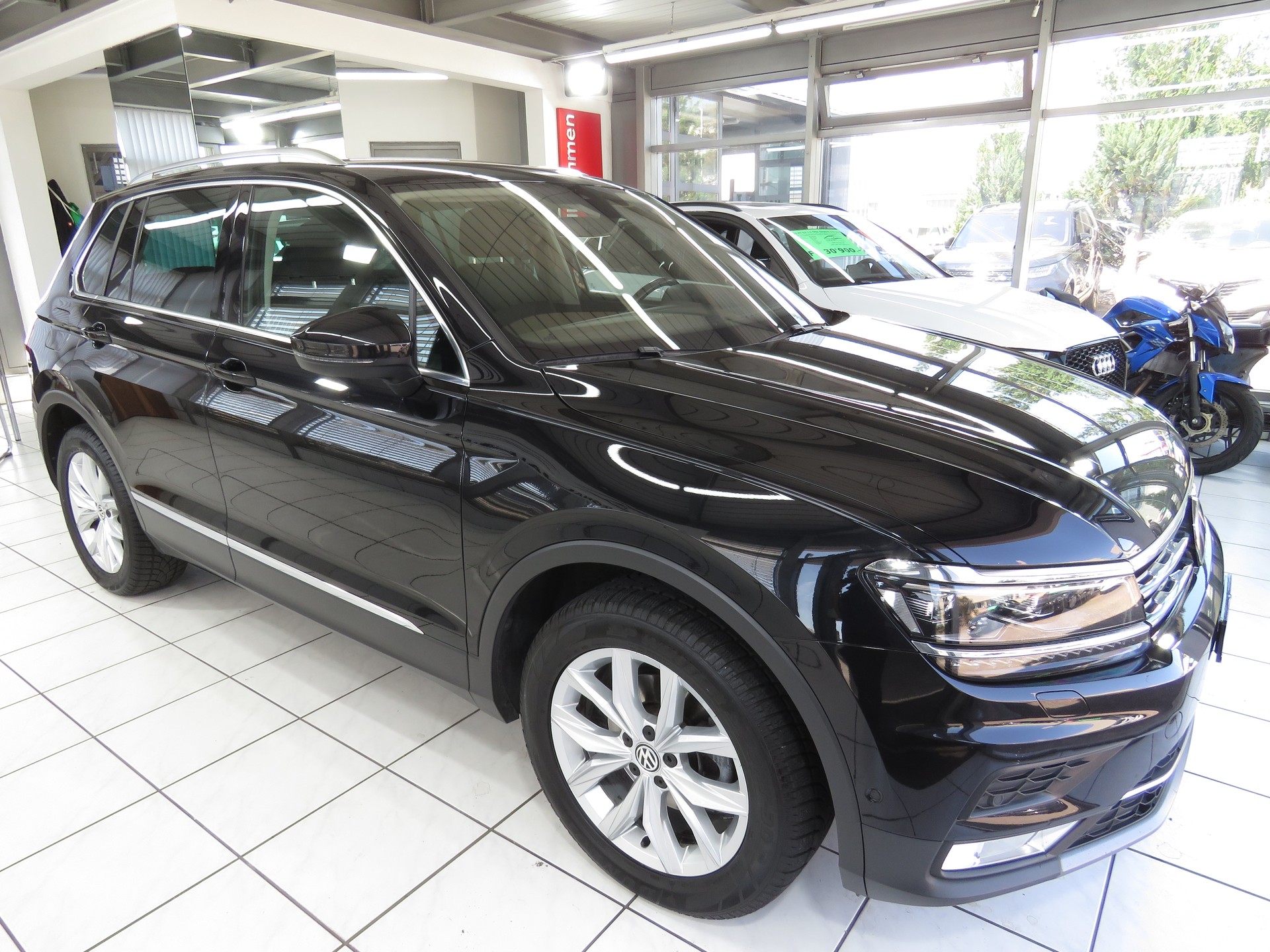 VW Tiguan 2.0 TDI SCR Highline 4-Motion DSG (AHK 2.5 t, Automat)-showroom-element-2