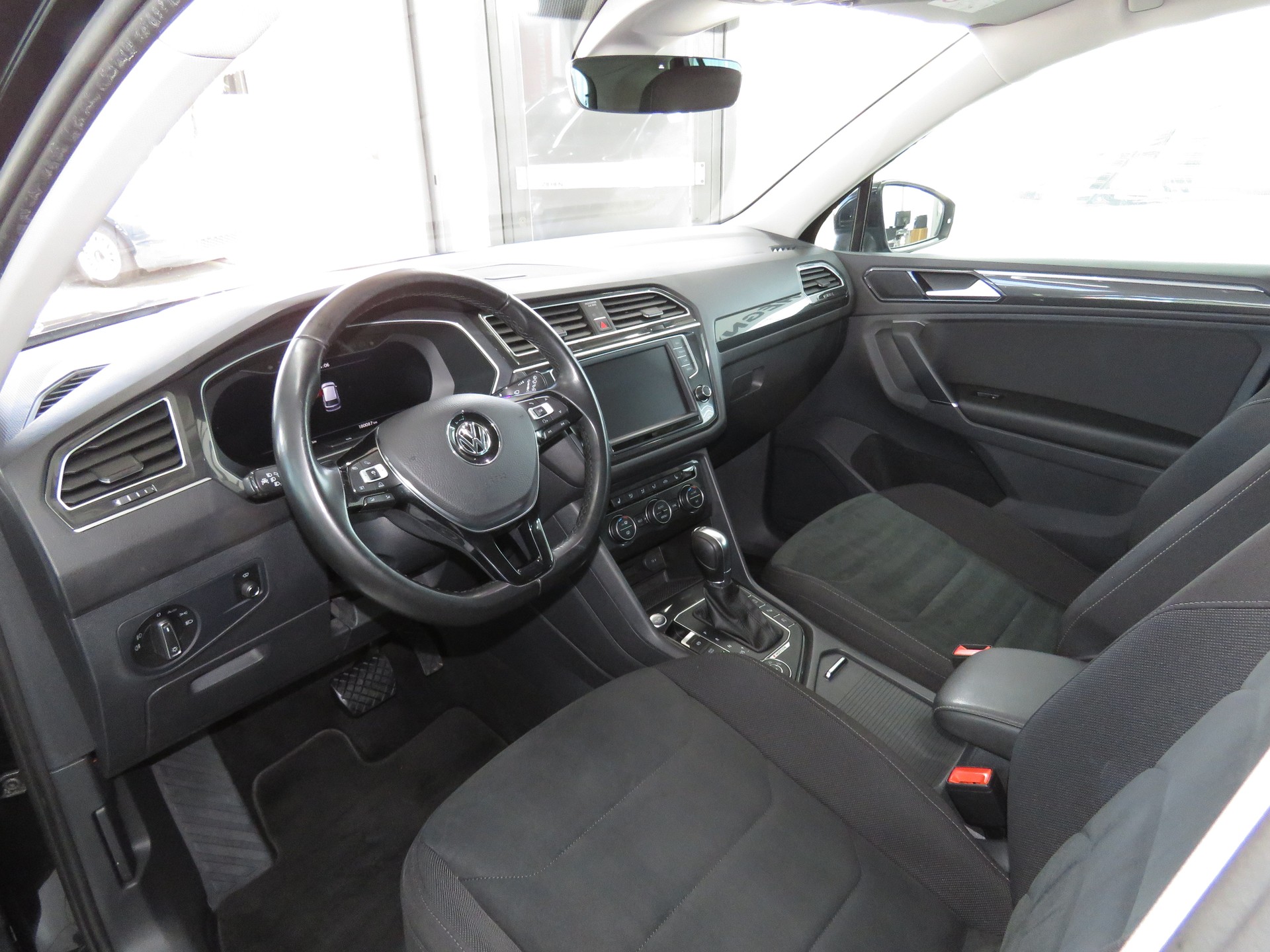 VW Tiguan 2.0 TDI SCR Highline 4-Motion DSG (AHK 2.5 t, Automat)-image-6