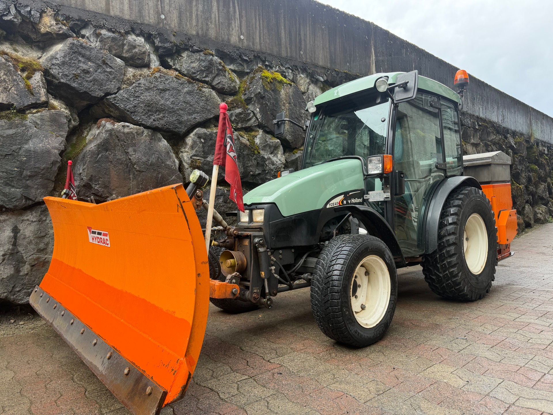 UNIMOG Traktor New Holland TCE 45 4x4