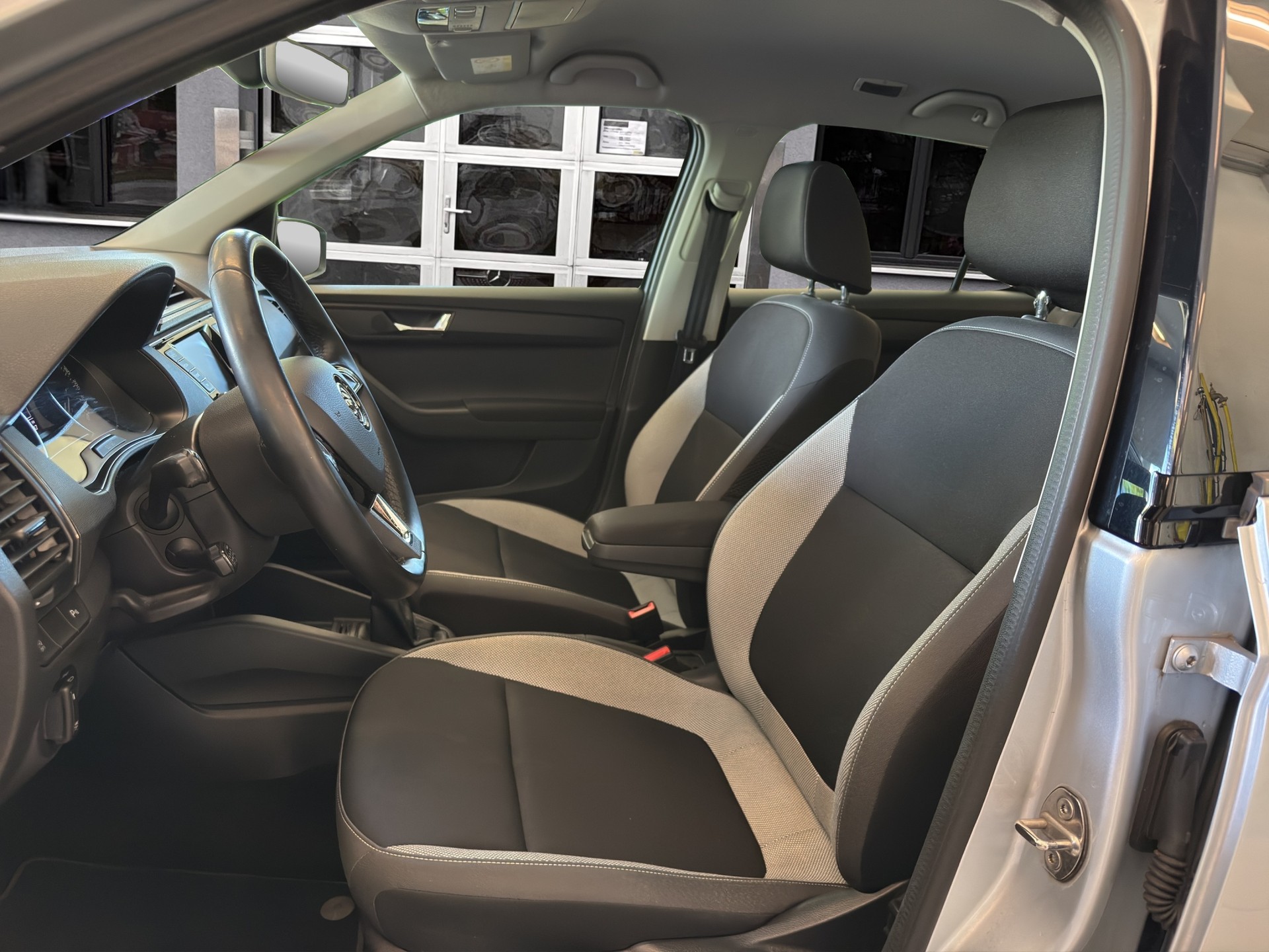 SKODA Fabia 1.0 TSI Ambition-image-14