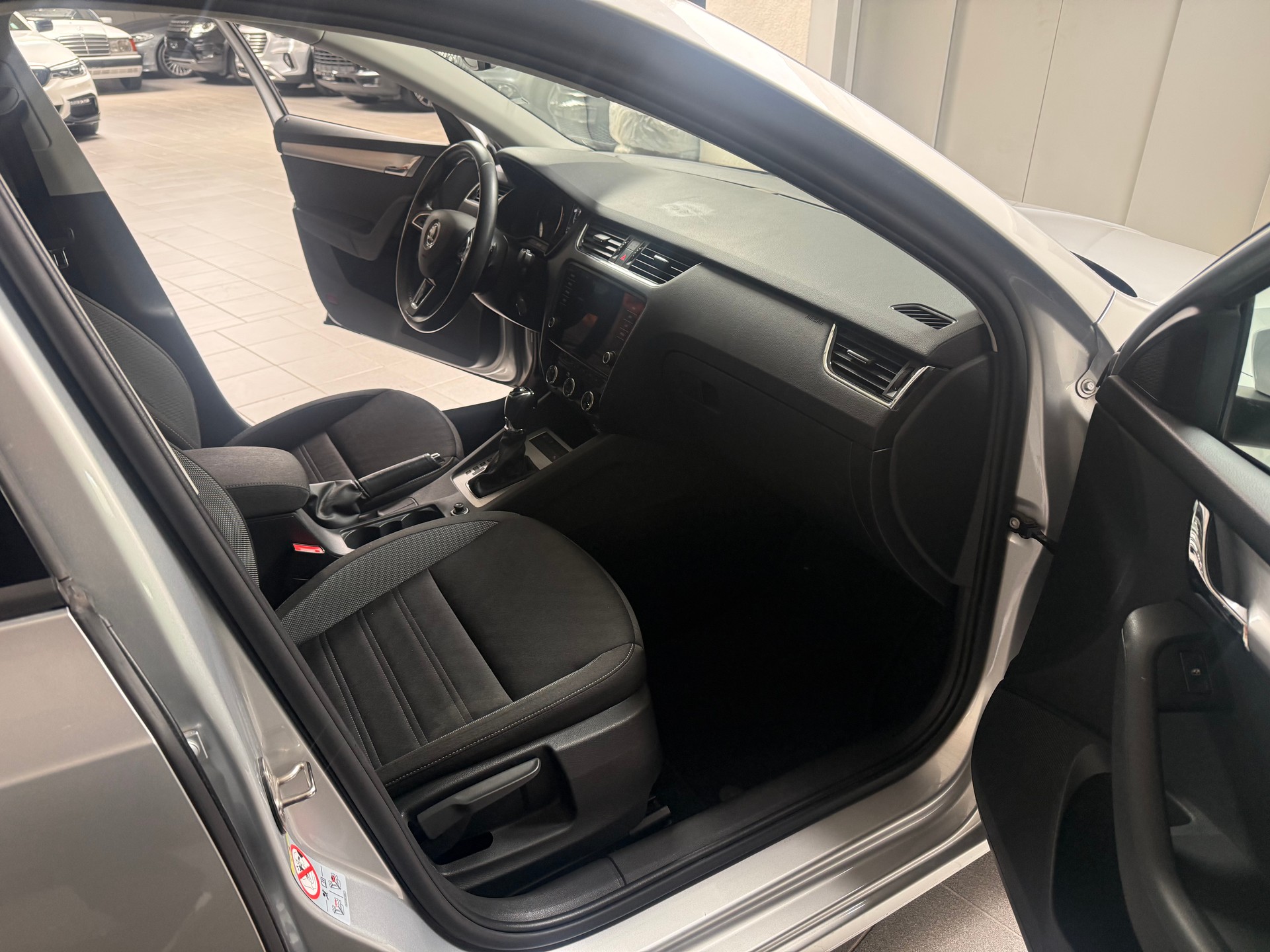 SKODA Octavia Combi 1.6 TDI Ambition DSG-image-10