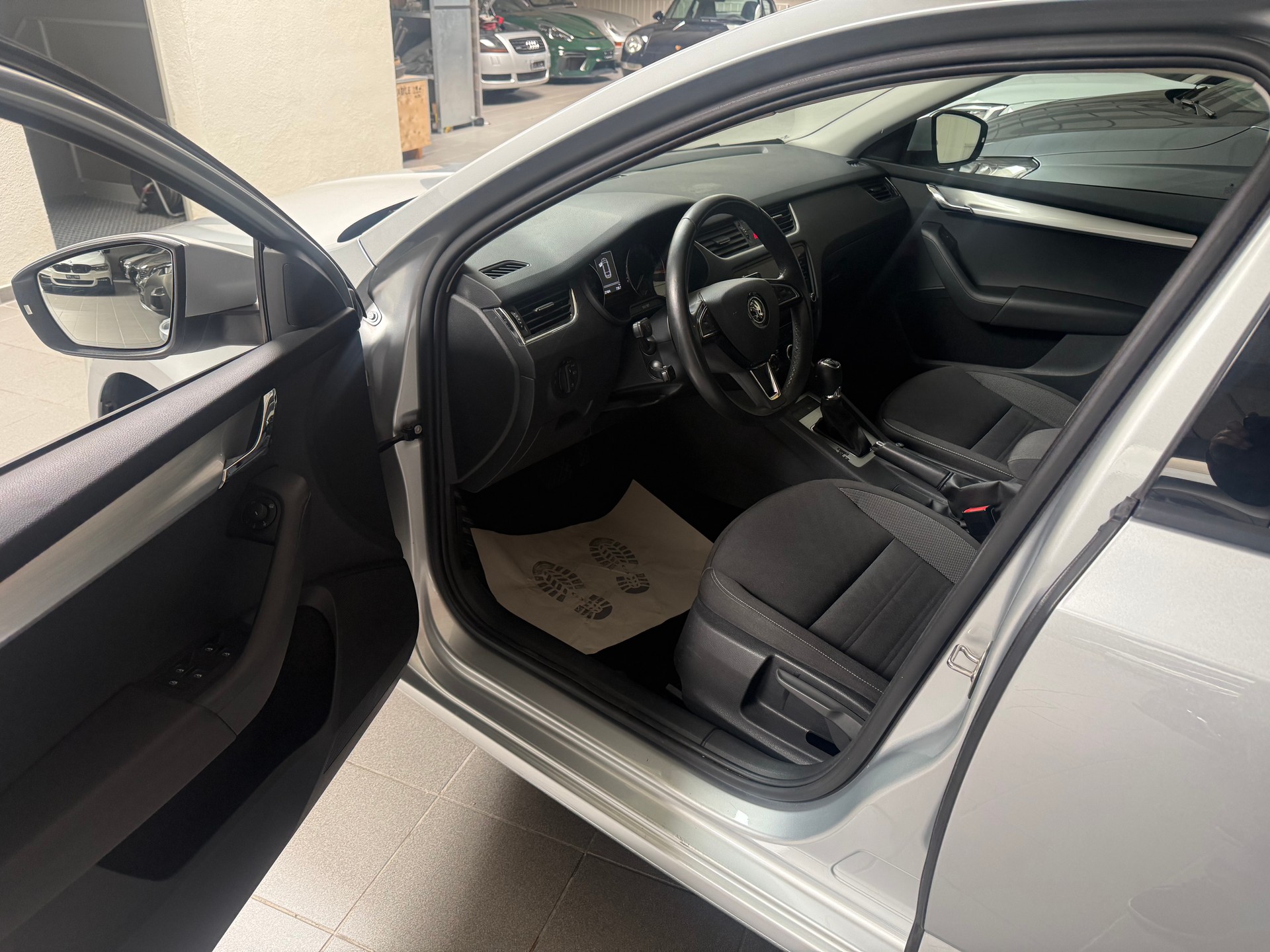 SKODA Octavia Combi 1.6 TDI Ambition DSG-image-9