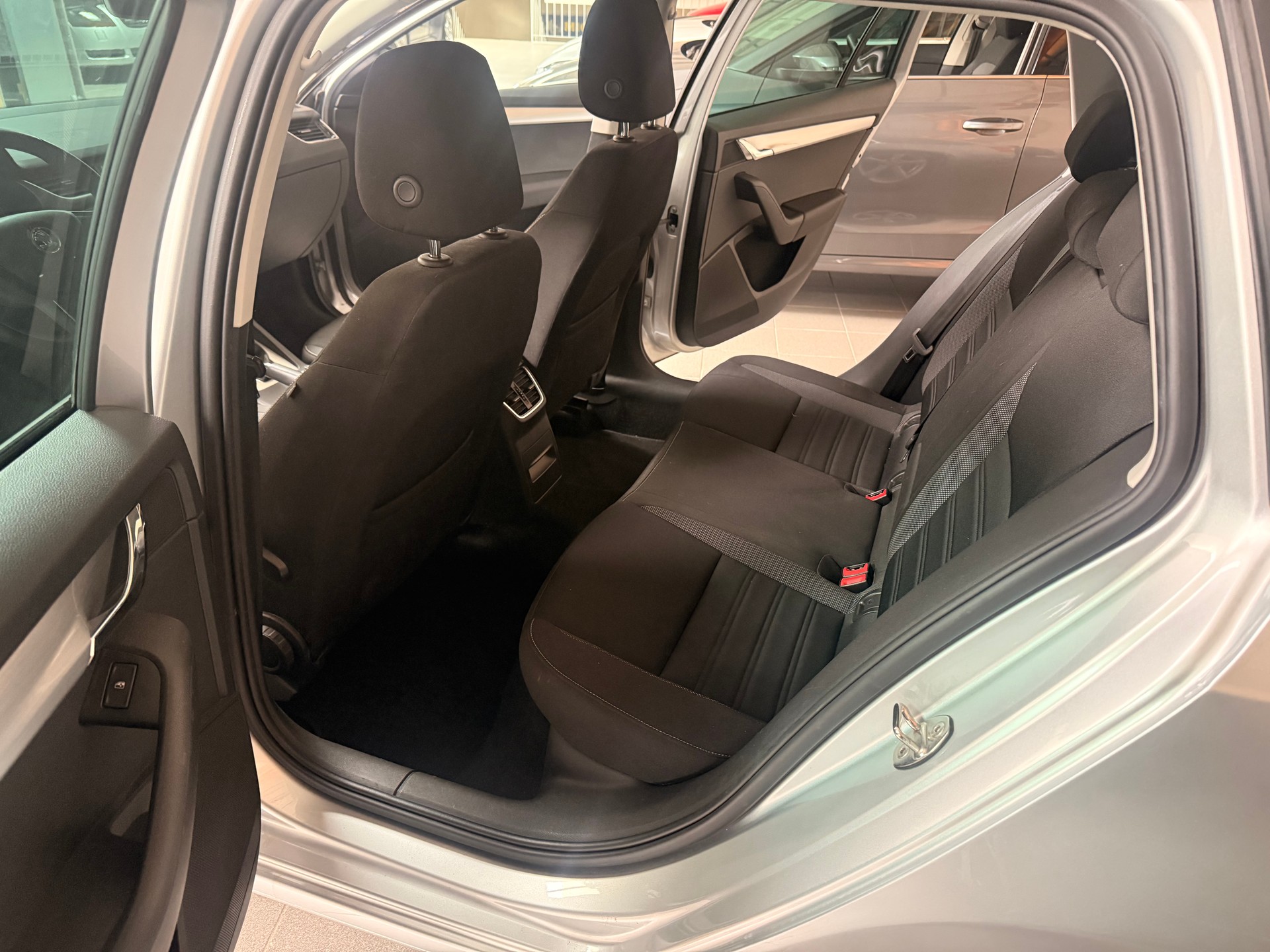 SKODA Octavia Combi 1.6 TDI Ambition DSG-image-12