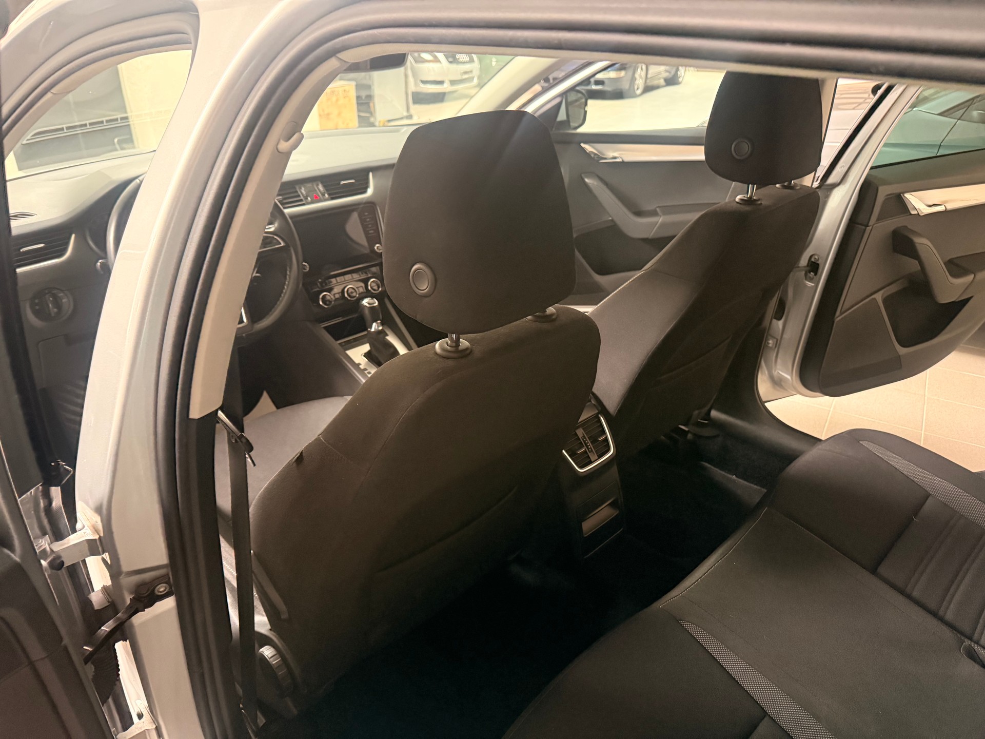 SKODA Octavia Combi 1.6 TDI Ambition DSG-image-13