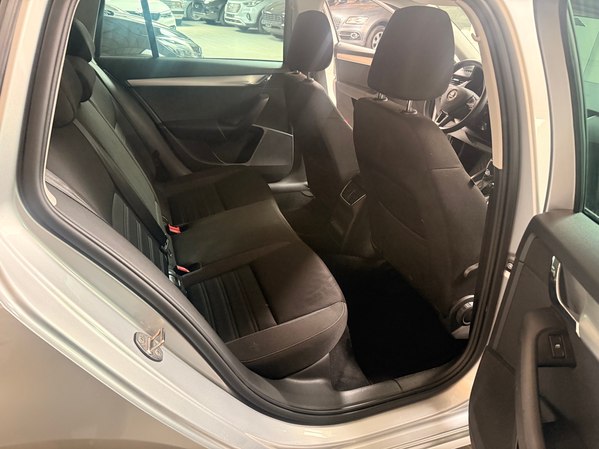 SKODA Octavia Combi 1.6 TDI Ambition DSG-image-11