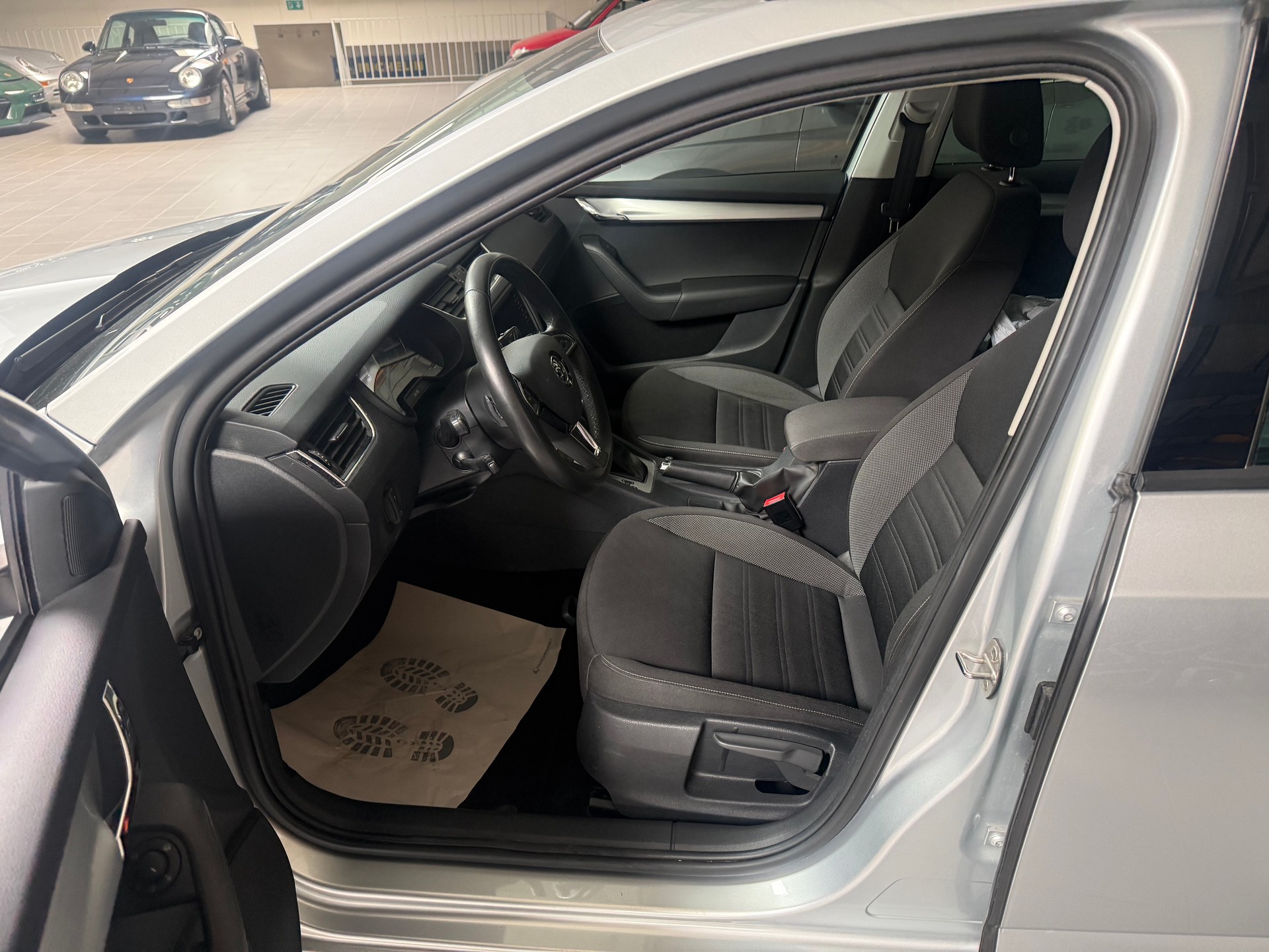 SKODA Octavia Combi 1.6 TDI Ambition DSG-image-8