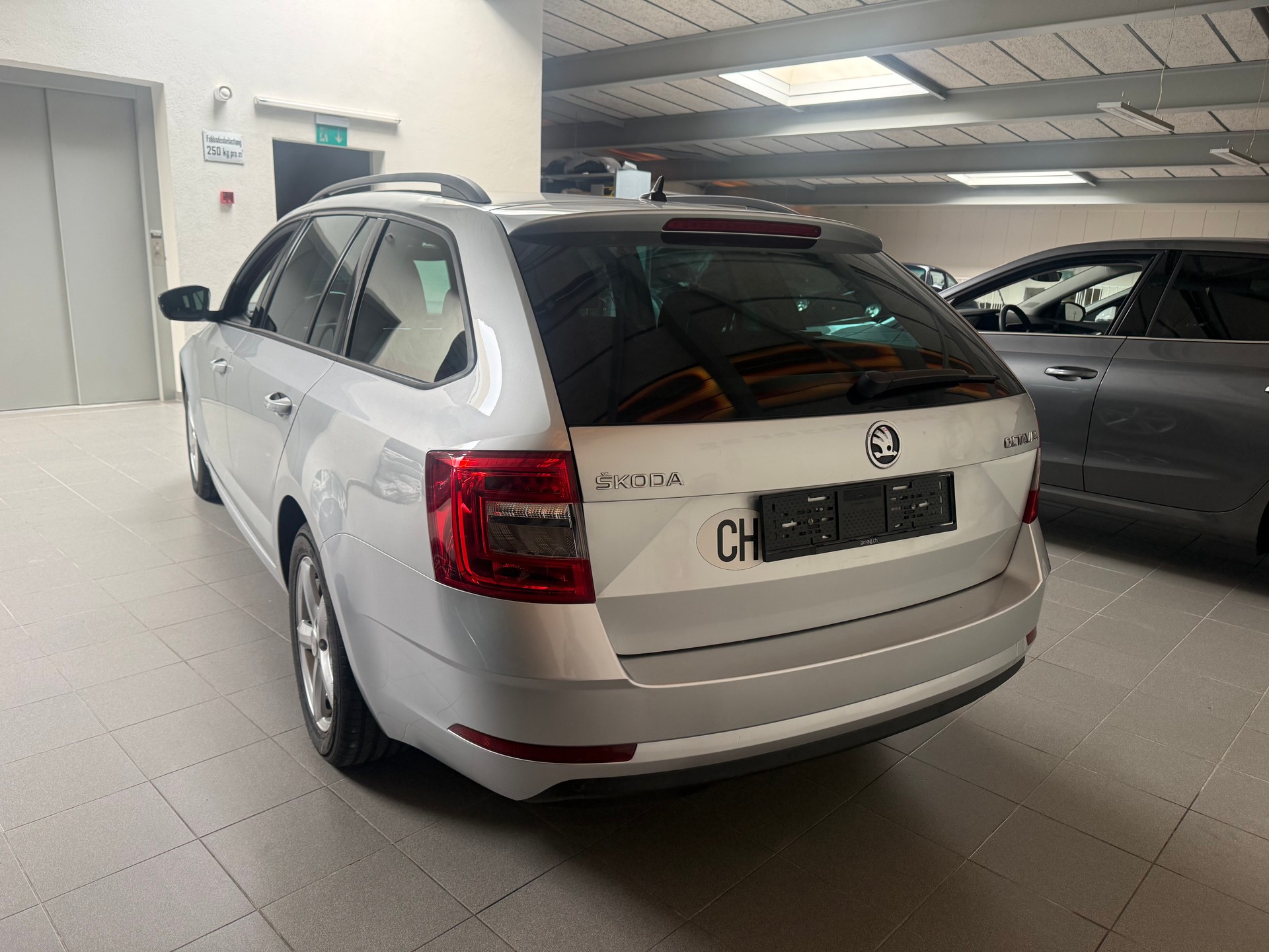 SKODA Octavia Combi 1.6 TDI Ambition DSG-image-5