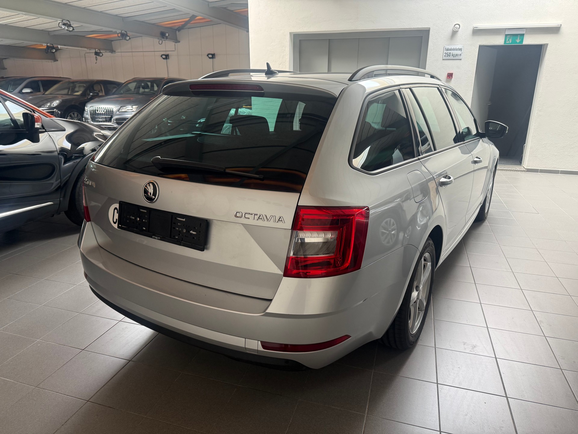 SKODA Octavia Combi 1.6 TDI Ambition DSG-image-7
