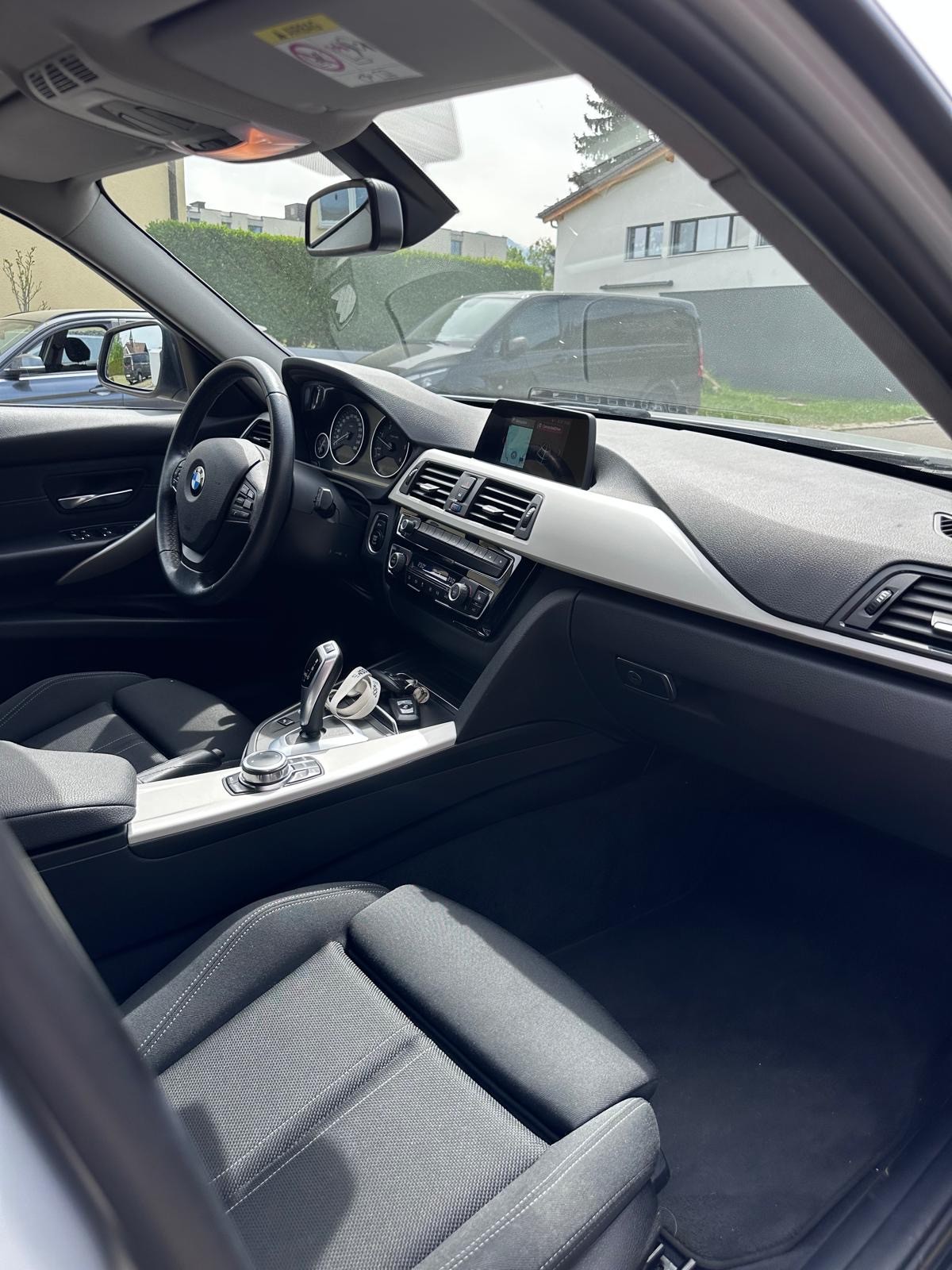 BMW 320d xDrive Touring Steptronic-image-5