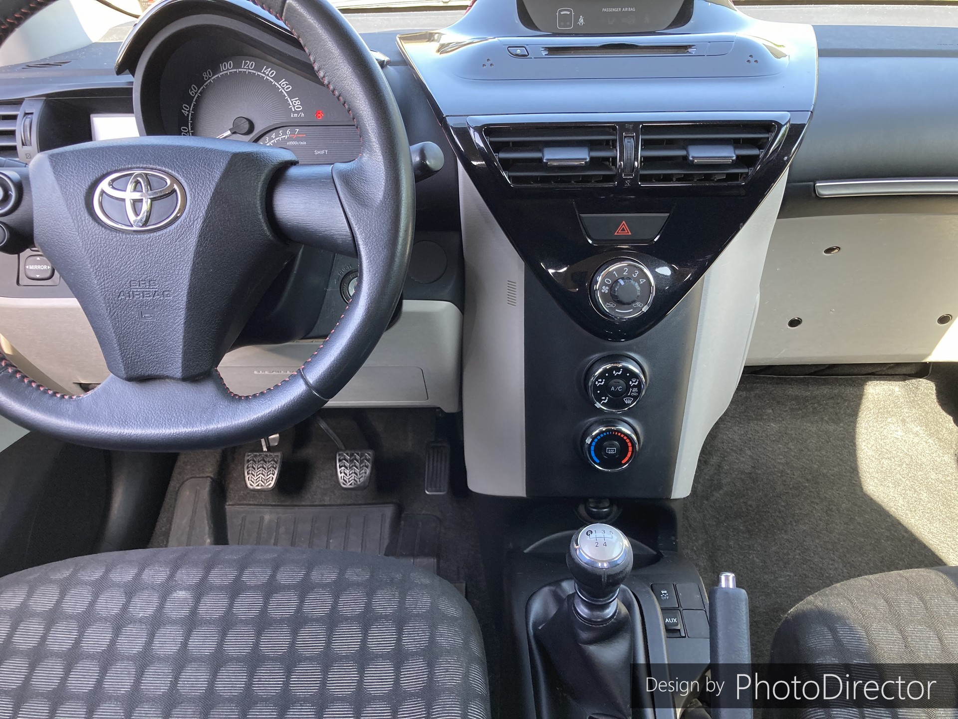 TOYOTA iQ 1.0 VVT-i Linea Sol-image-5