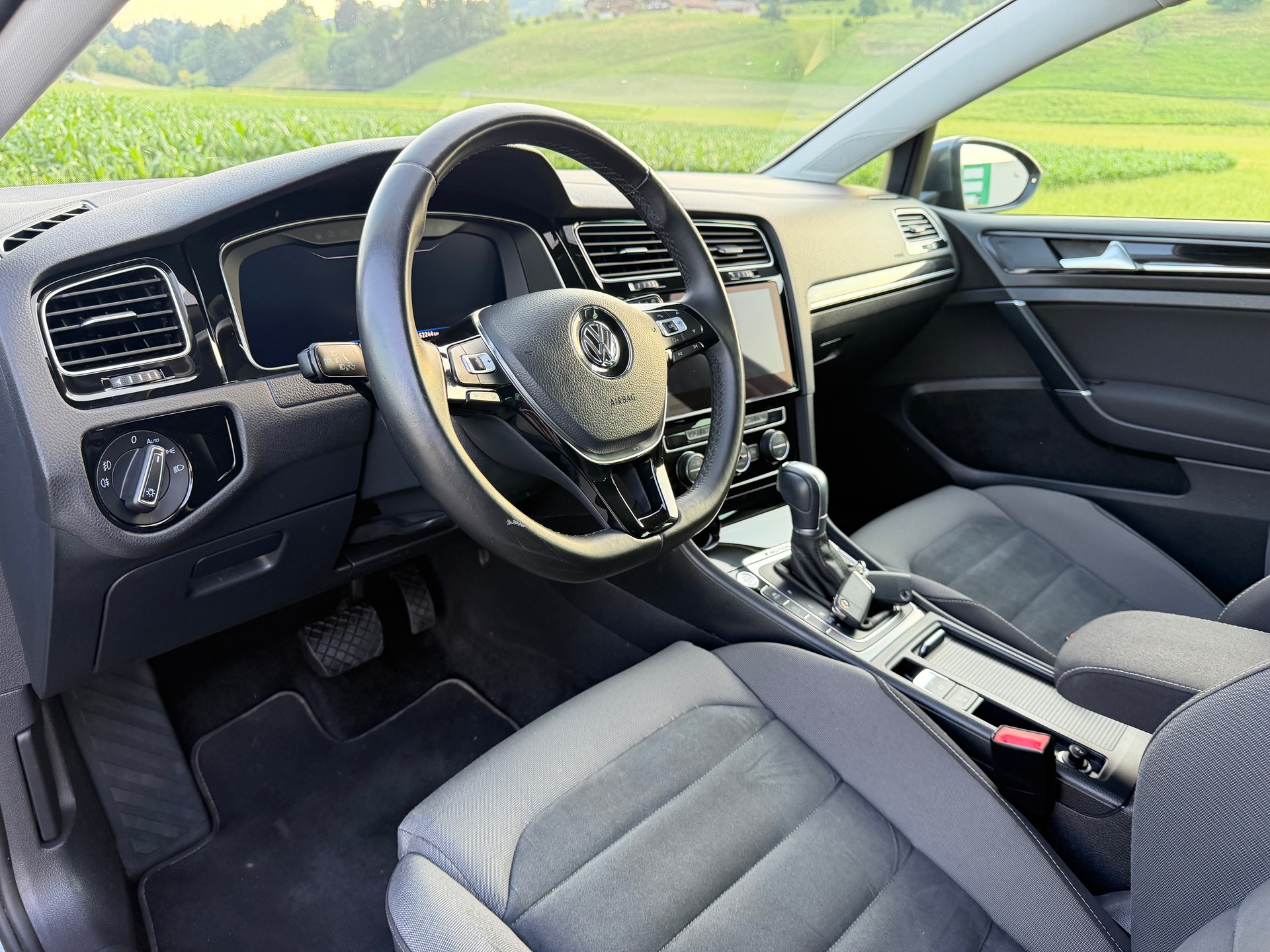 VW Golf 2.0 TDI 70th Anniversary 4Motion DSG-image-7
