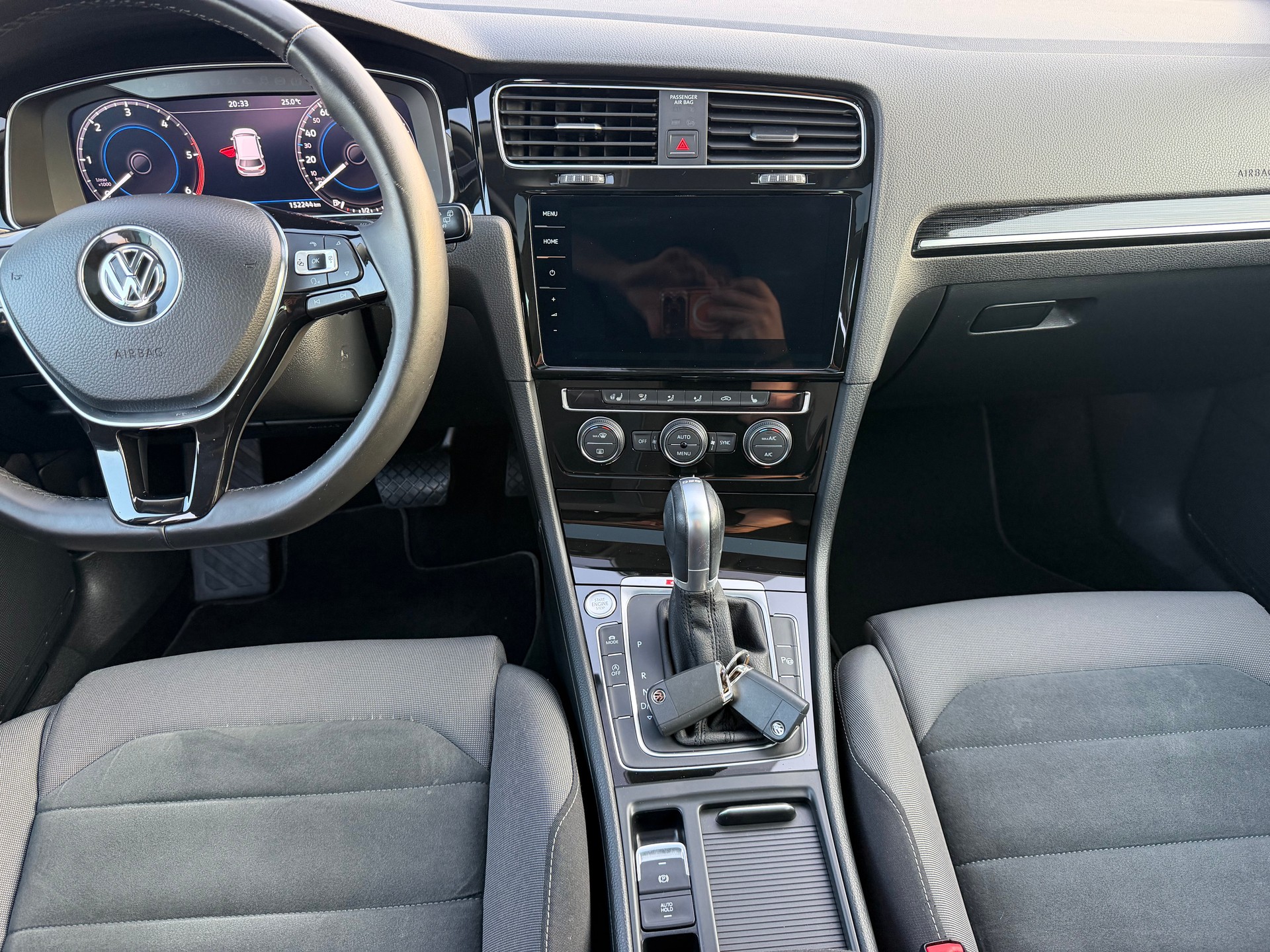 VW Golf 2.0 TDI 70th Anniversary 4Motion DSG-image-12