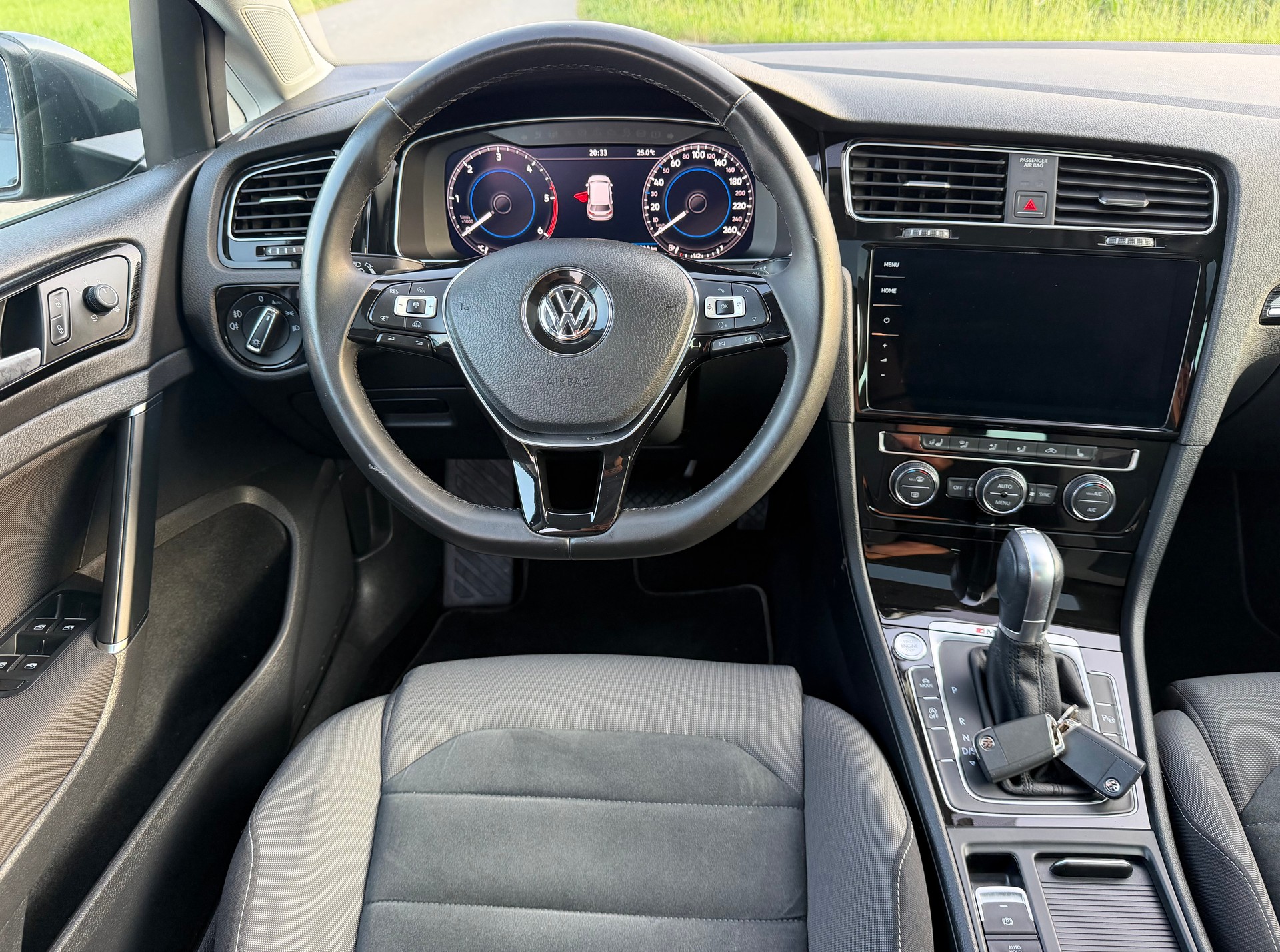 VW Golf 2.0 TDI 70th Anniversary 4Motion DSG-image-11