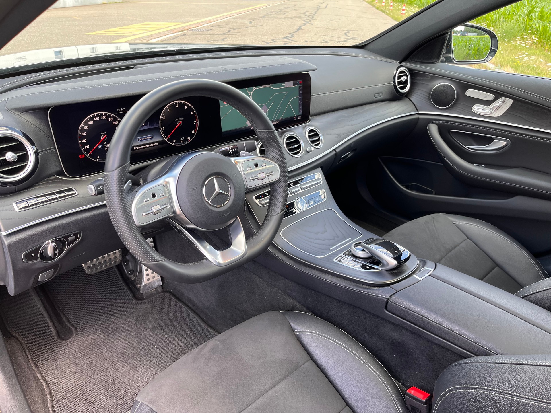 MERCEDES-BENZ E 200 AMG Line 4Matic 9G-Tronic * AMG PAKET INNEN UND AUSSEN - PANORAMADACH *-image-16