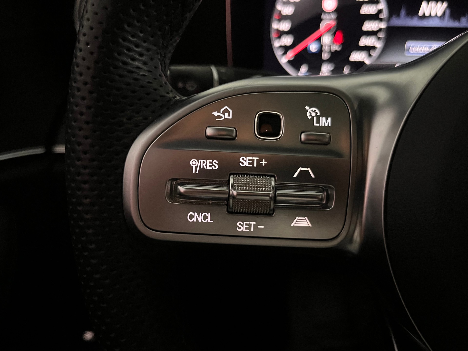 MERCEDES-BENZ E 200 AMG Line 4Matic 9G-Tronic * AMG PAKET INNEN UND AUSSEN - PANORAMADACH *-image-25