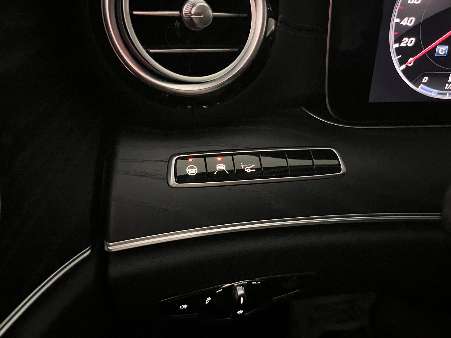 MERCEDES-BENZ E 200 AMG Line 4Matic 9G-Tronic * AMG PAKET INNEN UND AUSSEN - PANORAMADACH *-image-26