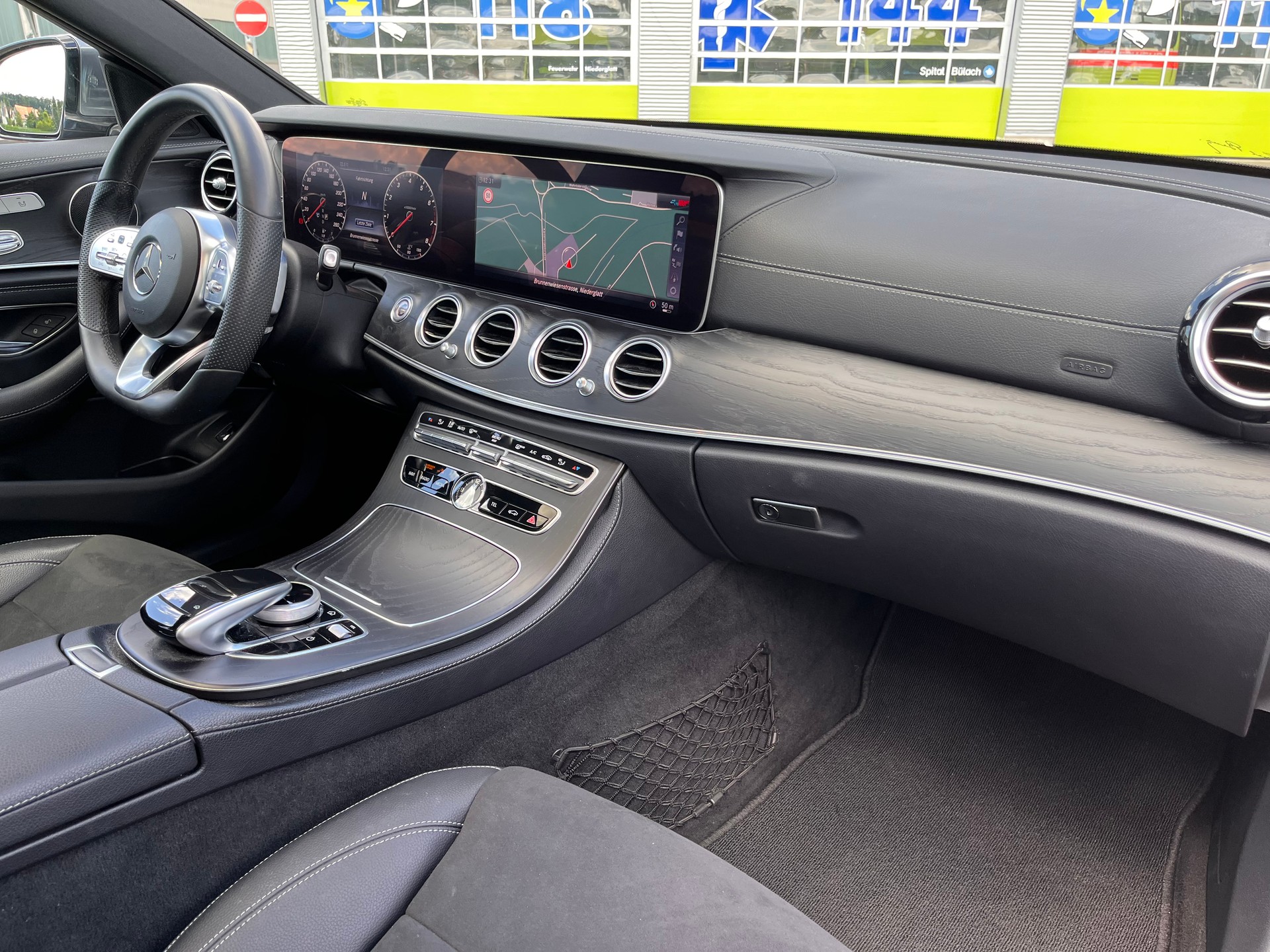 MERCEDES-BENZ E 200 AMG Line 4Matic 9G-Tronic * AMG PAKET INNEN UND AUSSEN - PANORAMADACH *-image-17