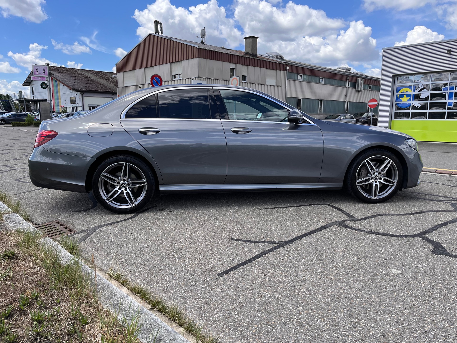 MERCEDES-BENZ E 200 AMG Line 4Matic 9G-Tronic * AMG PAKET INNEN UND AUSSEN - PANORAMADACH *-image-6