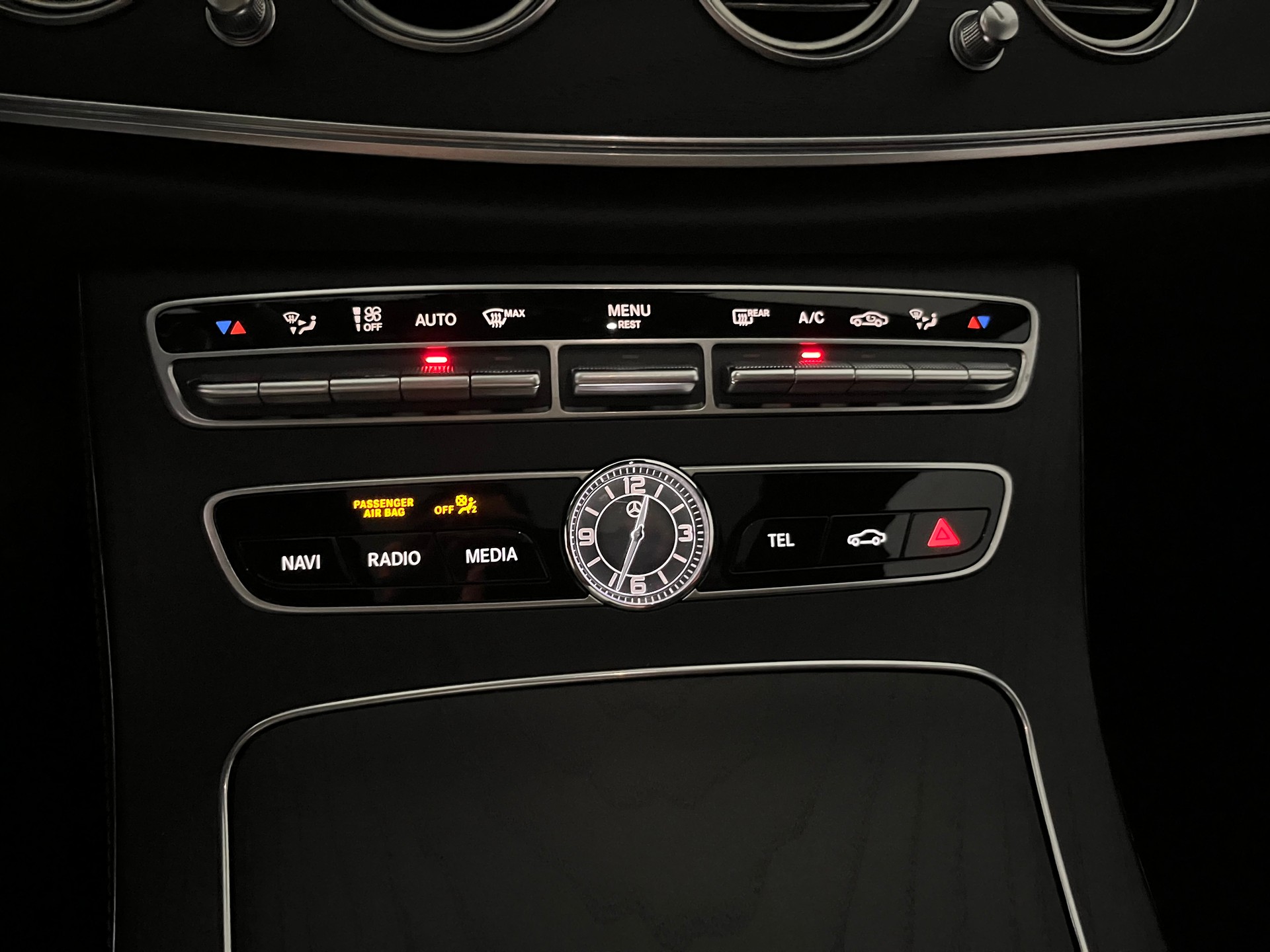 MERCEDES-BENZ E 200 AMG Line 4Matic 9G-Tronic * AMG PAKET INNEN UND AUSSEN - PANORAMADACH *-image-21