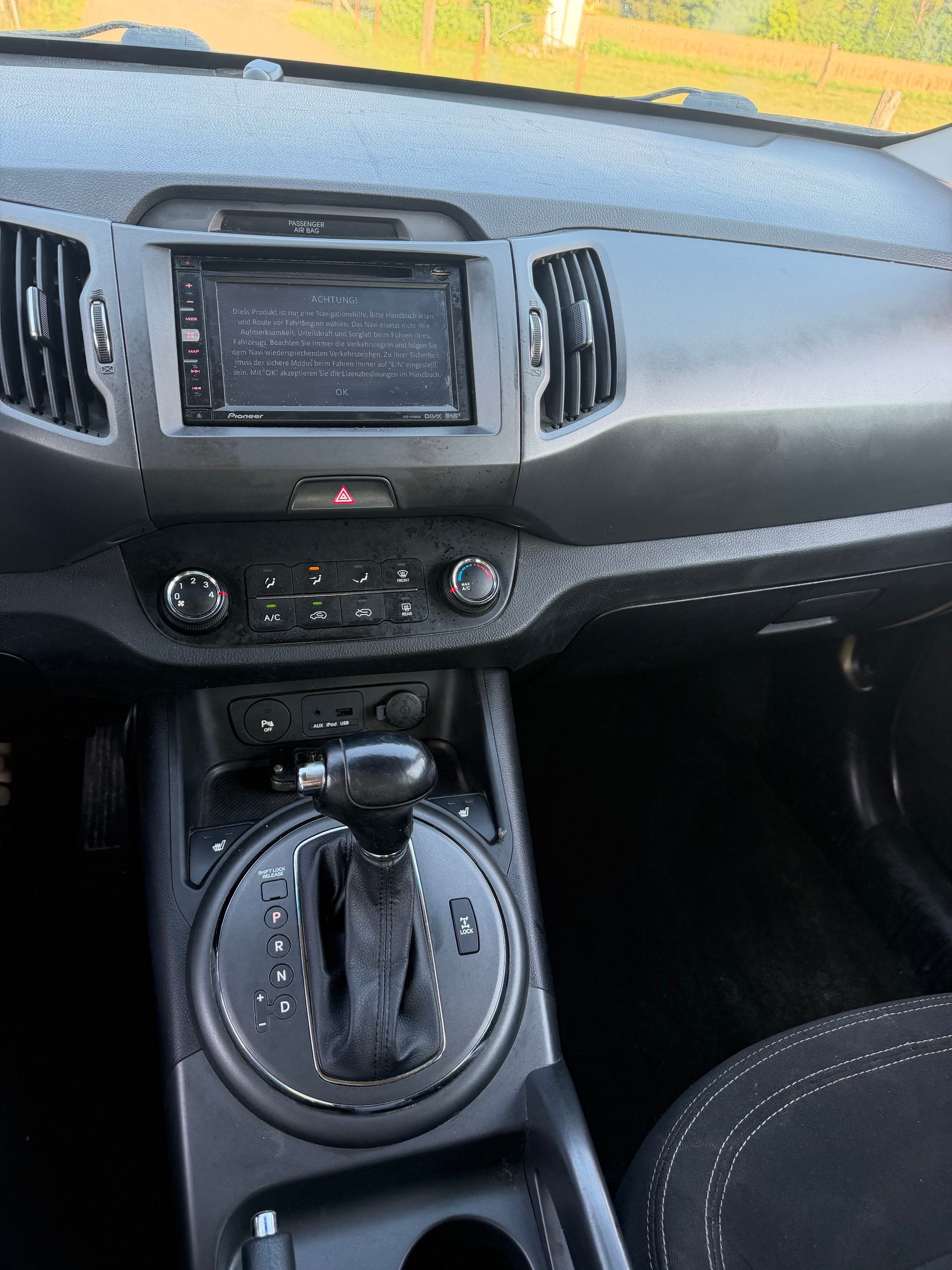 KIA Sportage 2.0 CRDi Style 4WD Automatic-image-9