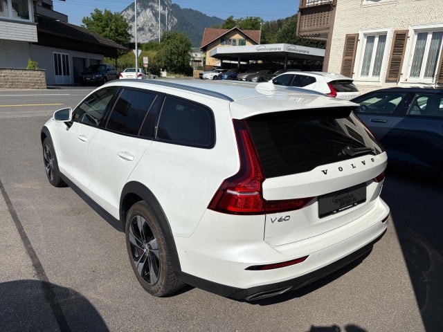 VOLVO V60 Cross Country 2.0 D4 AWD-image-2