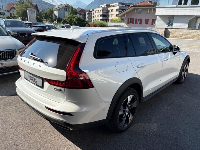 VOLVO V60 Cross Country 2.0 D4 AWD-image-3