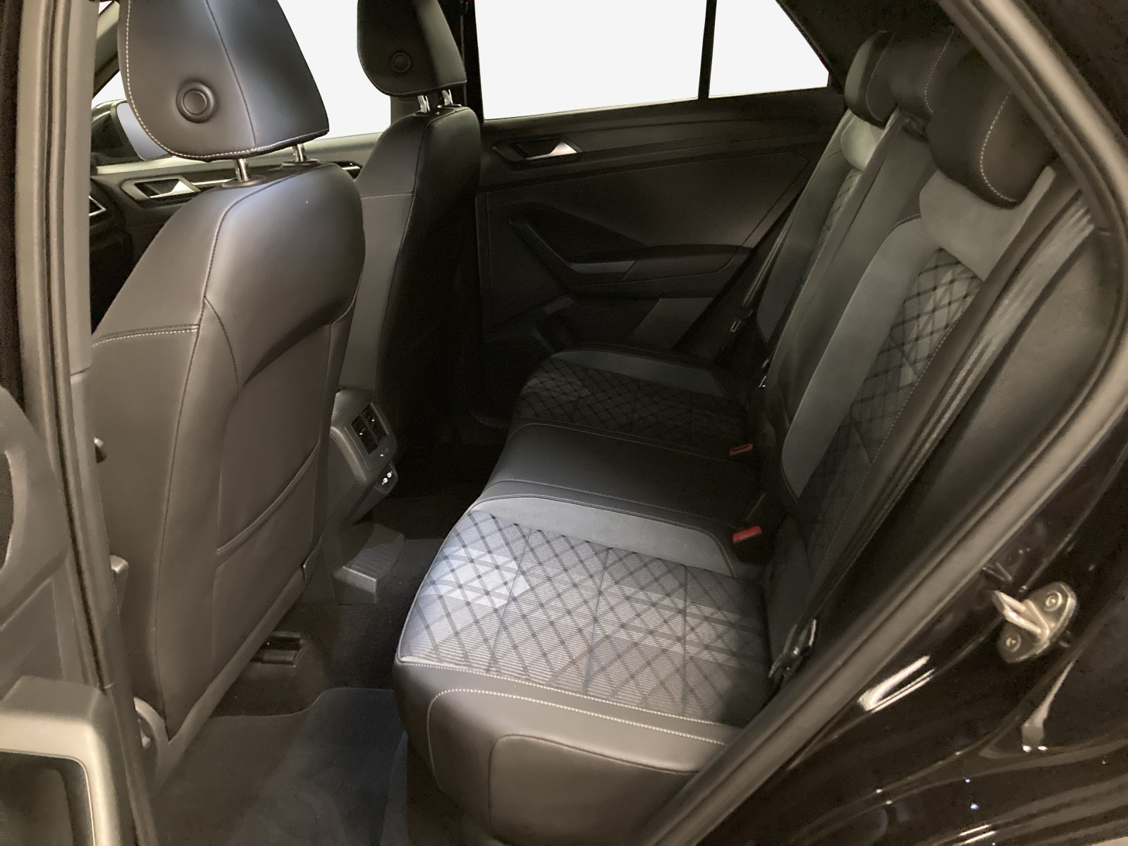 VW T-Roc 2.0 TSI R-Line DSG 4Motion-image-11