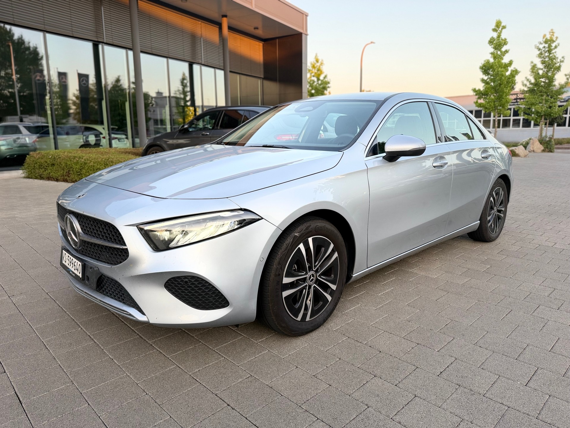 MERCEDES-BENZ A180 Progressive Limousine 7G-DCT Hybrid-image-3