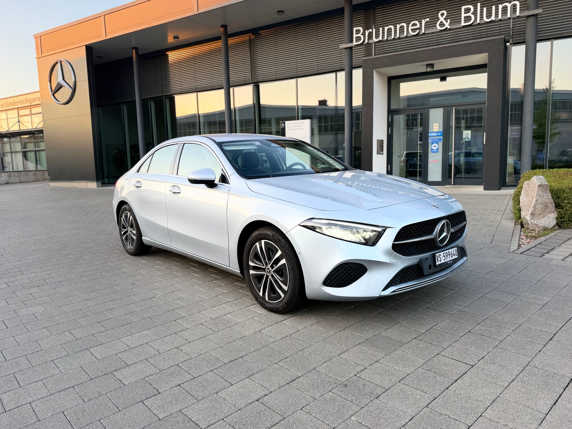 MERCEDES-BENZ A180 Progressive Limousine 7G-DCT Hybrid-image-0