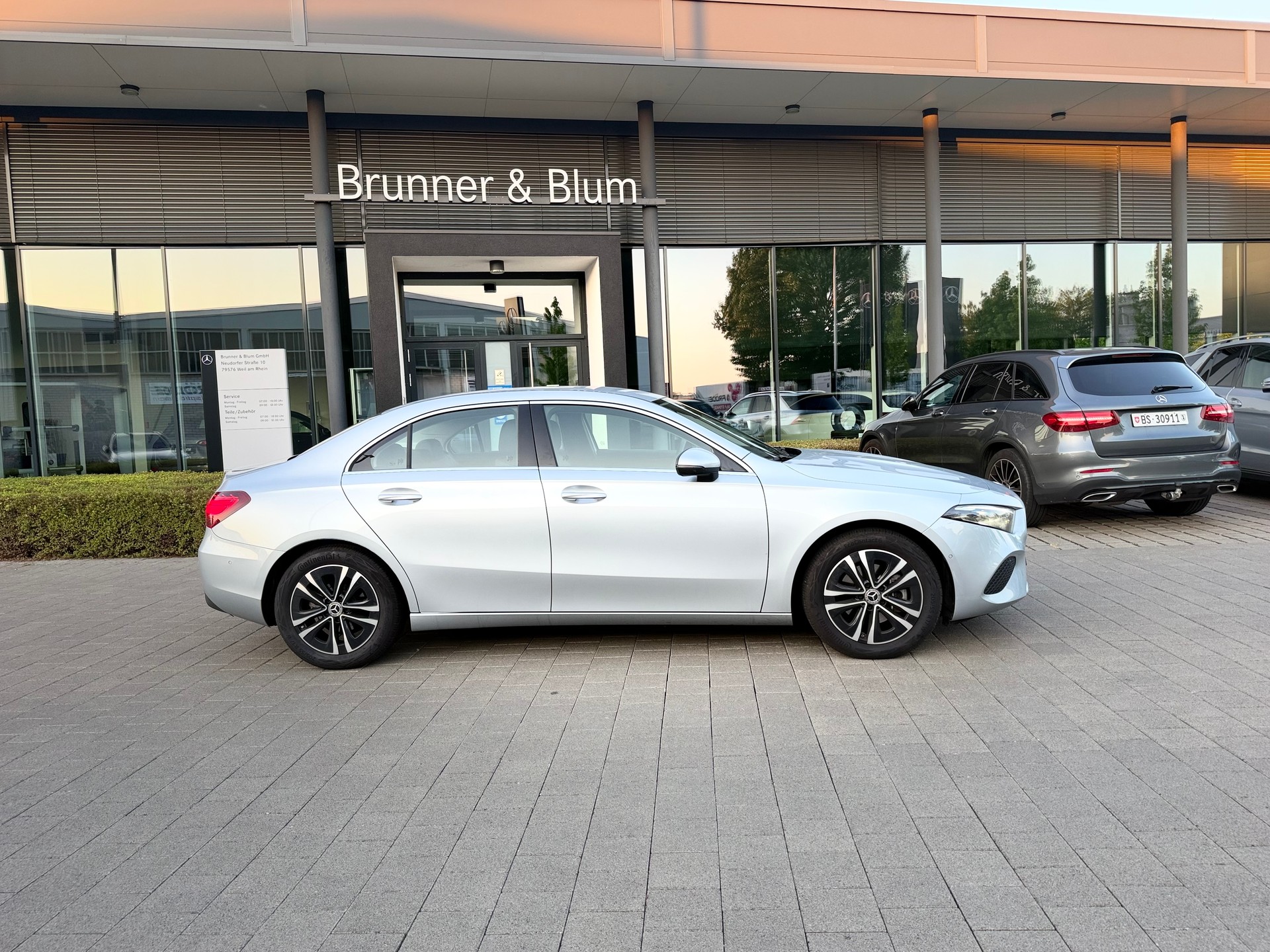 MERCEDES-BENZ A180 Progressive Limousine 7G-DCT Hybrid-image-1